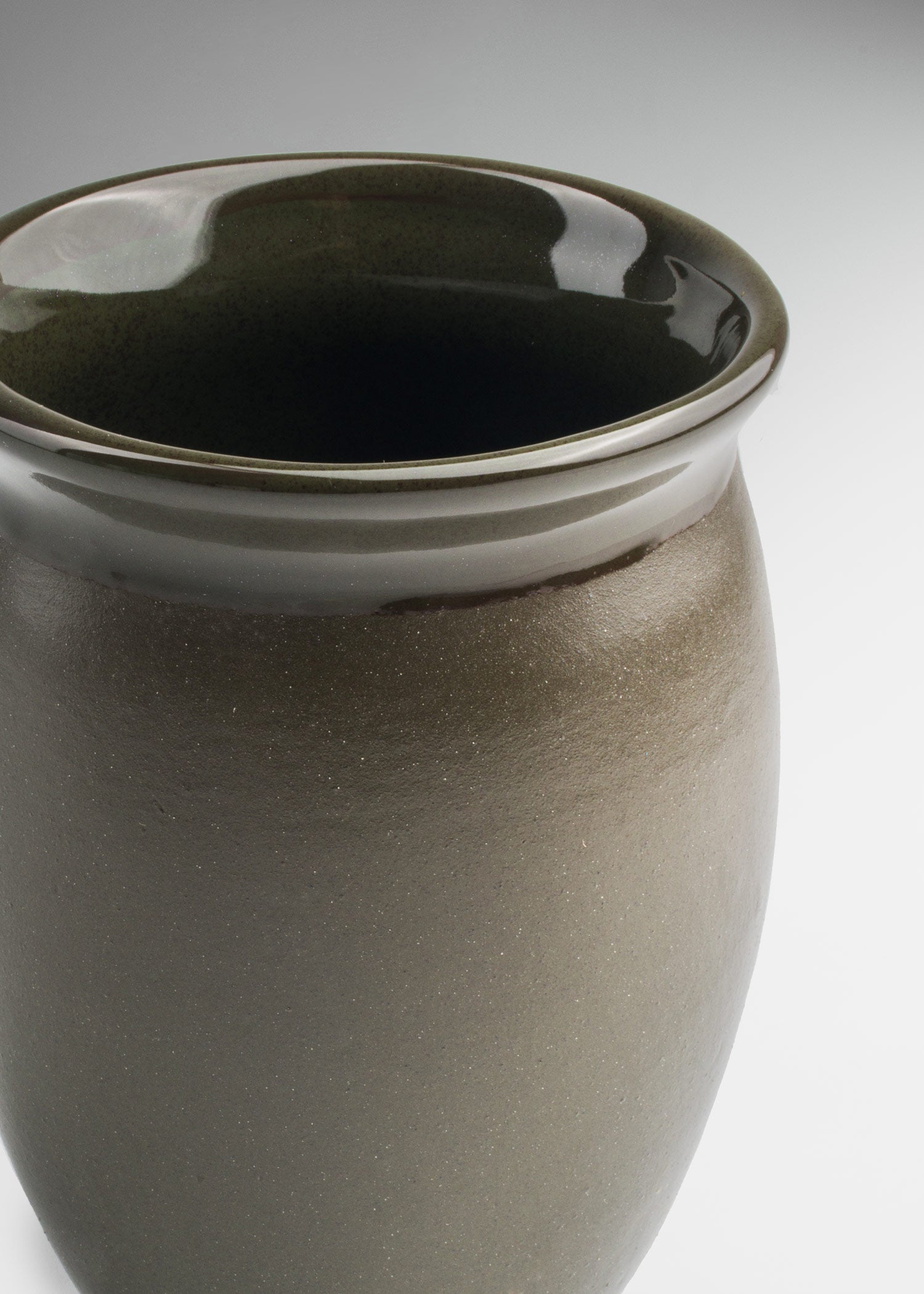 encuentra vaso de ceramica maha