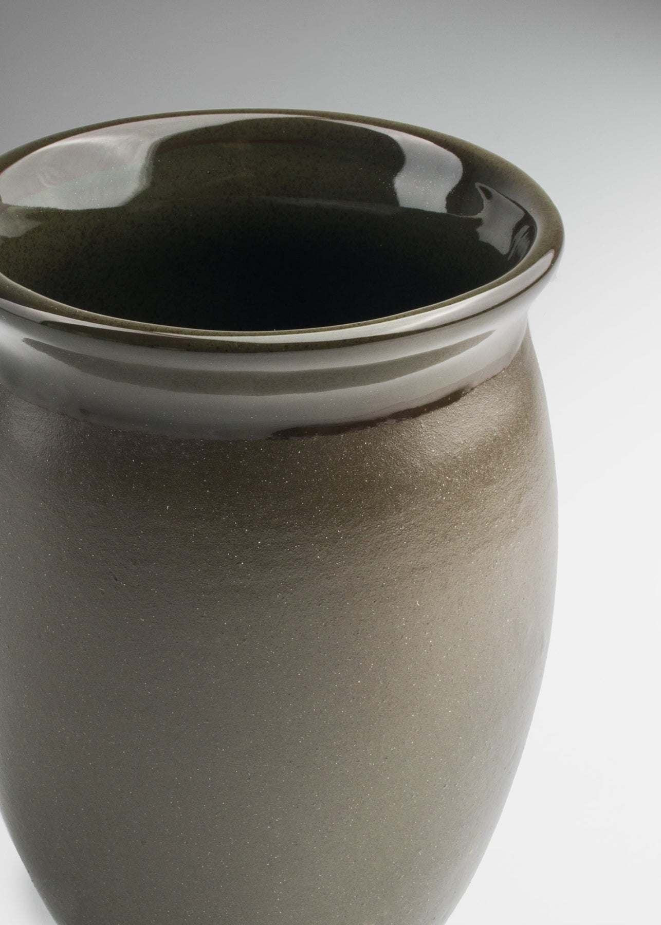 encuentra vaso de ceramica maha