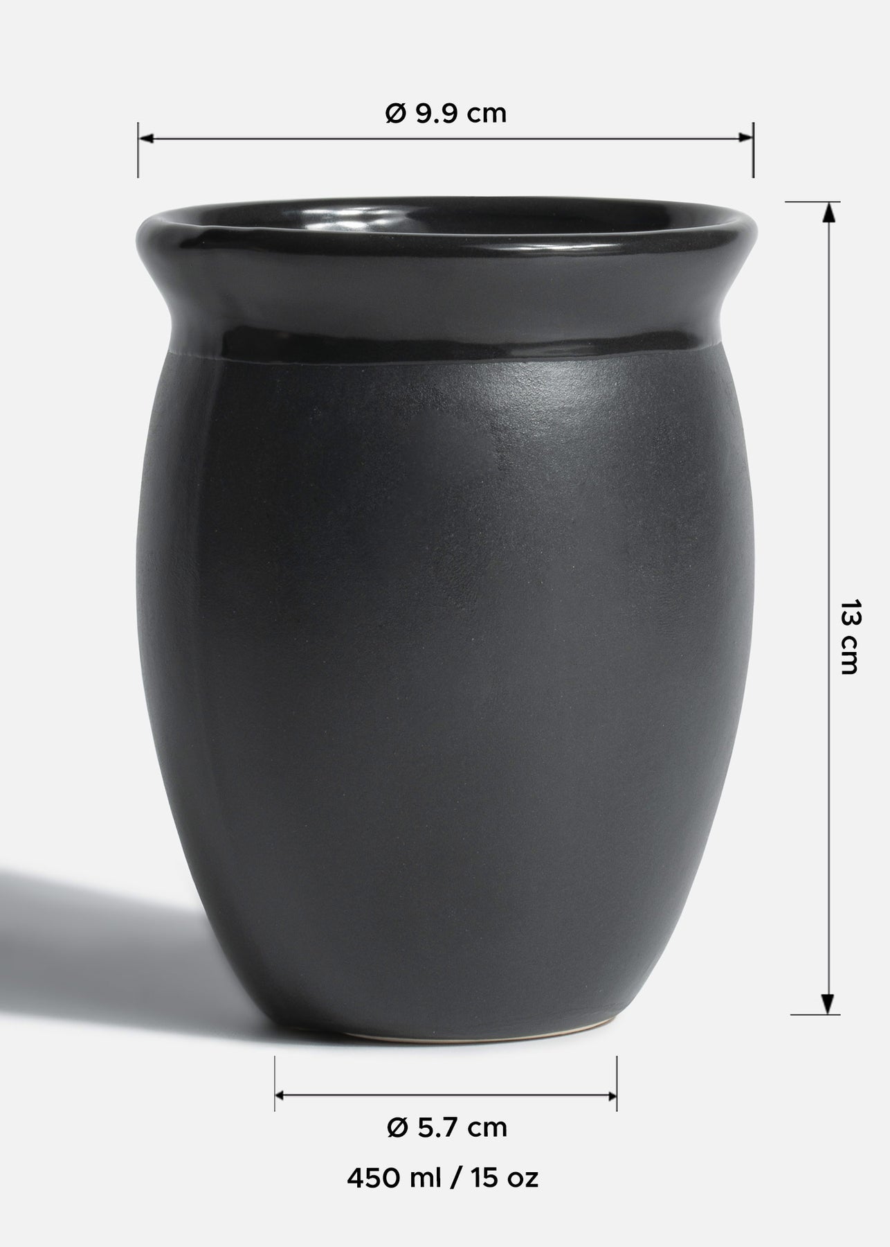 encuentra cantaro de cerámica negro