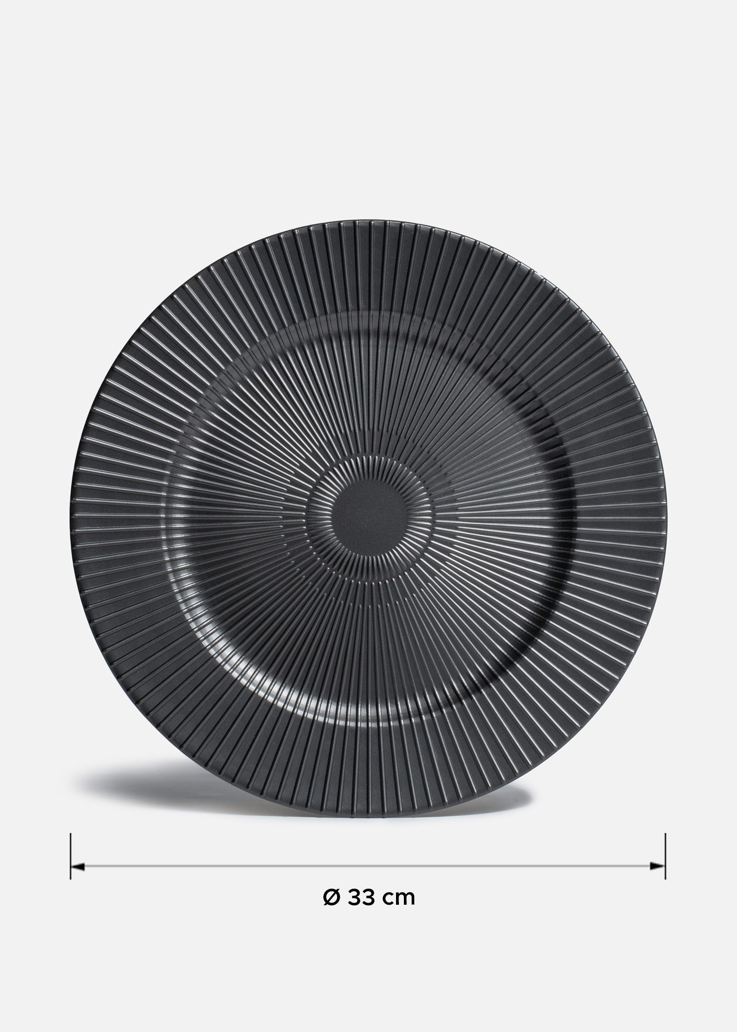 encuentra bajo plato negro maha