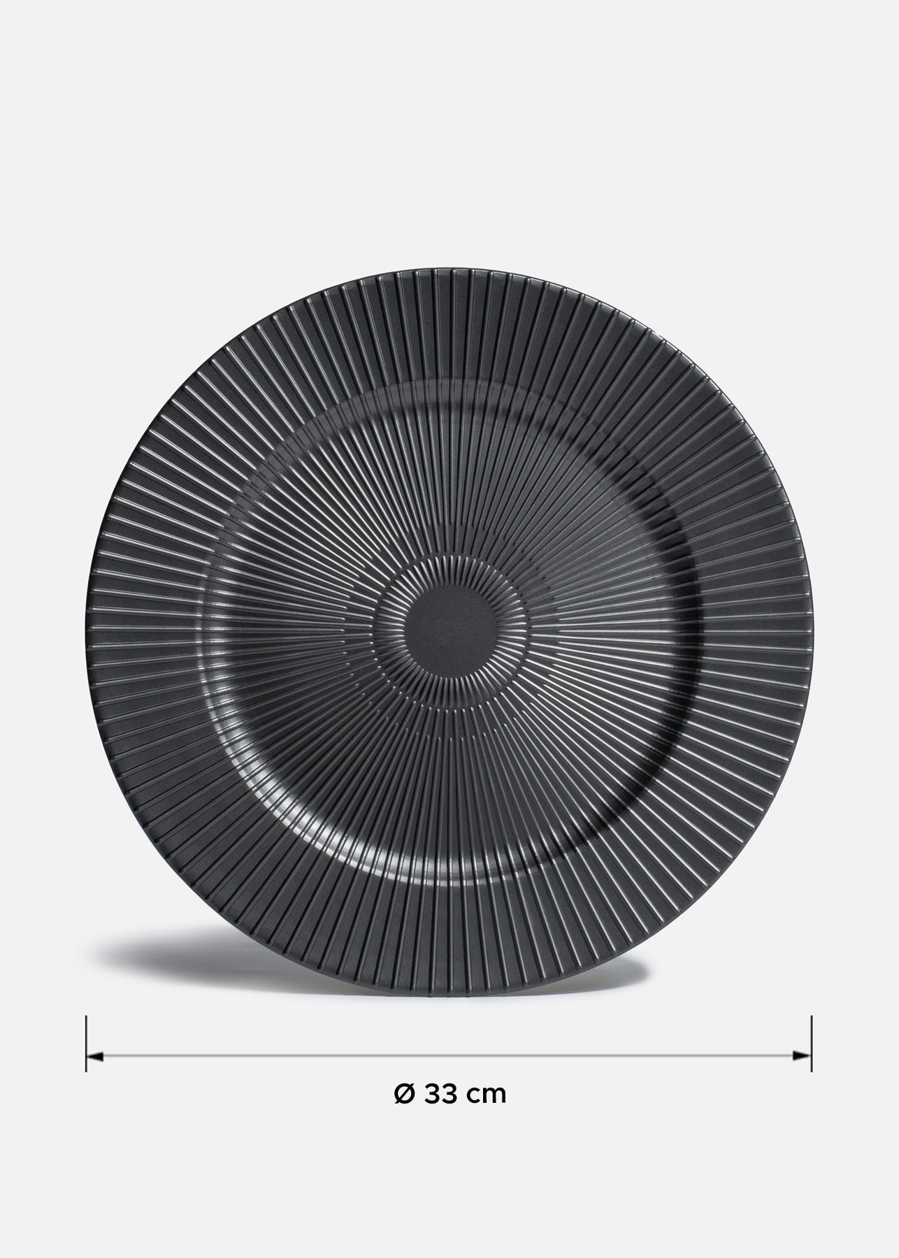 encuentra bajo plato negro maha