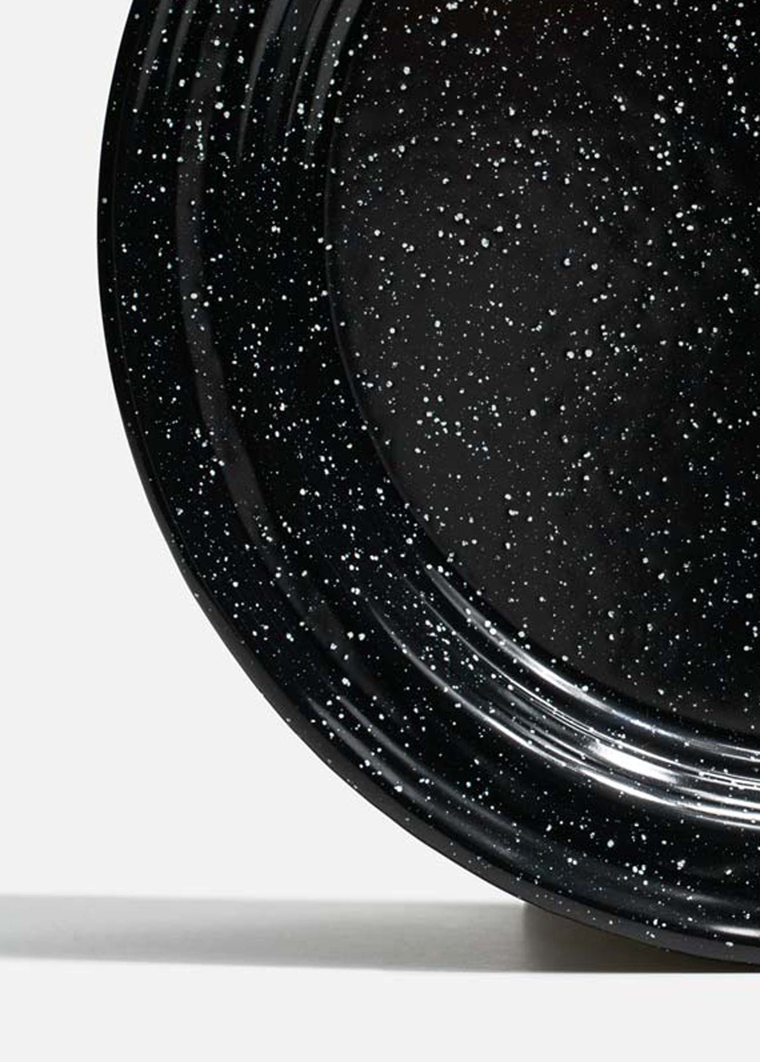 encuentra vajilla peltre negro maha