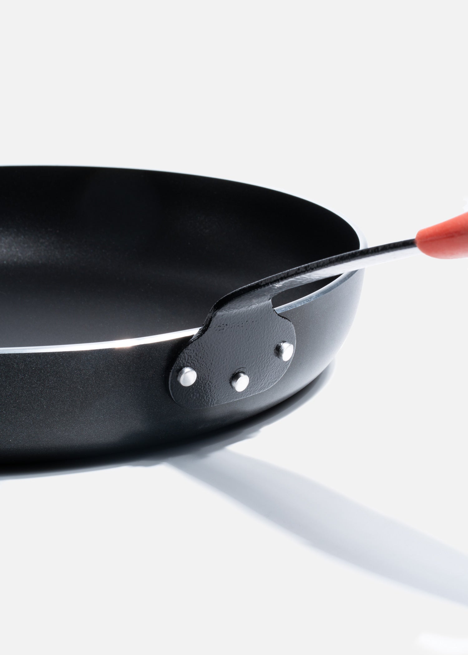 Sartén de aluminio antiadherente negro con mango de acero y funda de silicón 28 y 30 cm. Premium