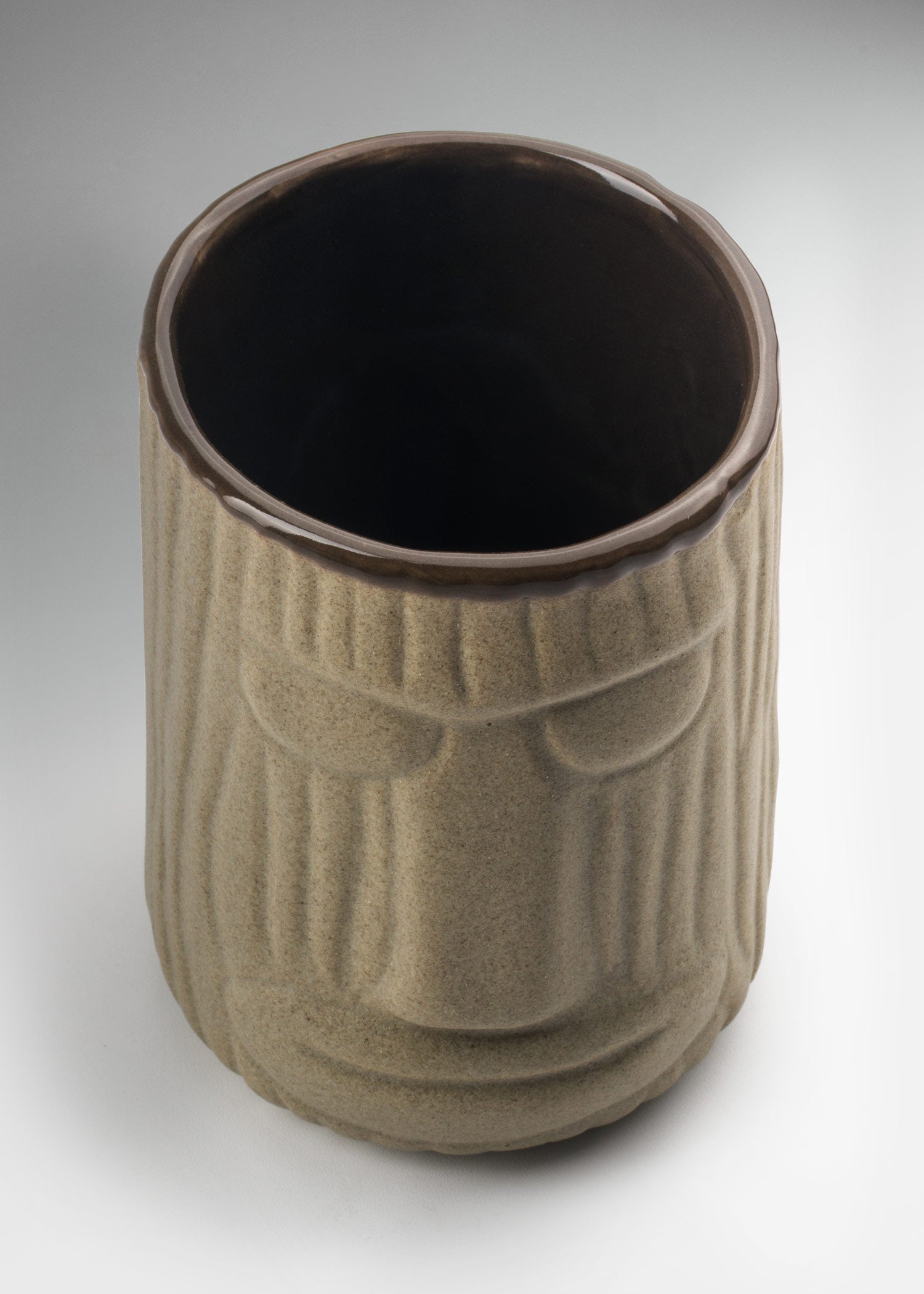 encuentra vaso de ceramica maha