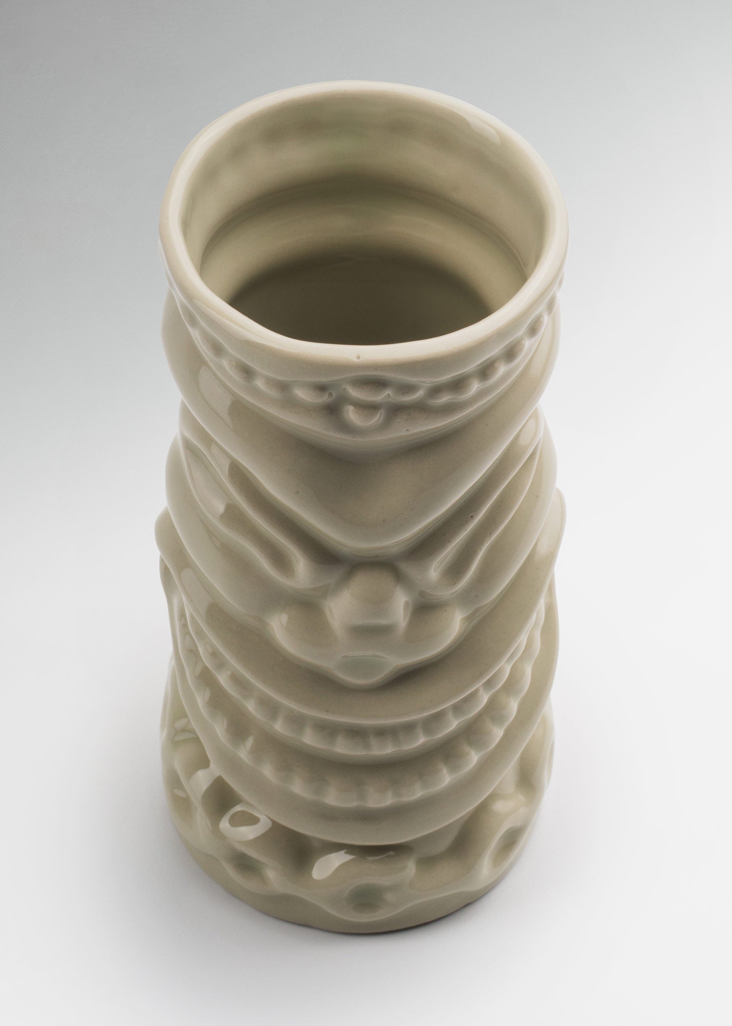 encuentra vaso de ceramica maha