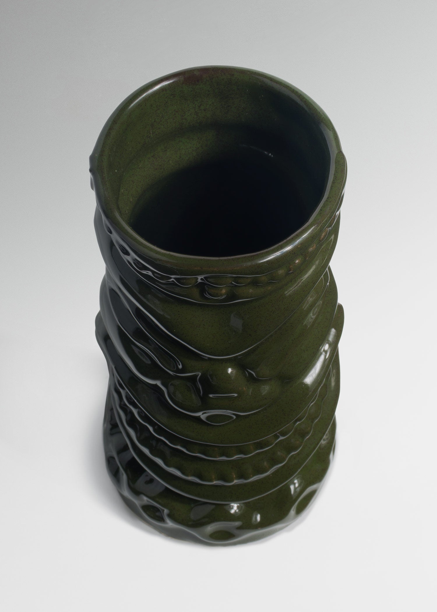 encuentra vaso de ceramica maha