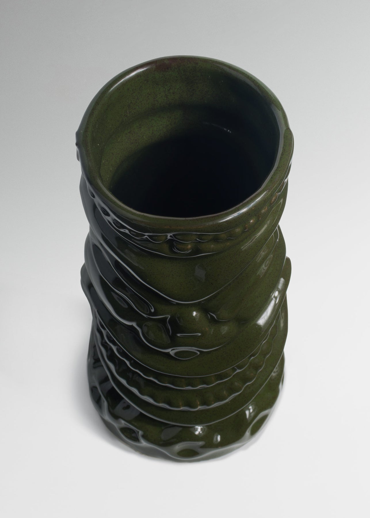 encuentra vaso de ceramica maha