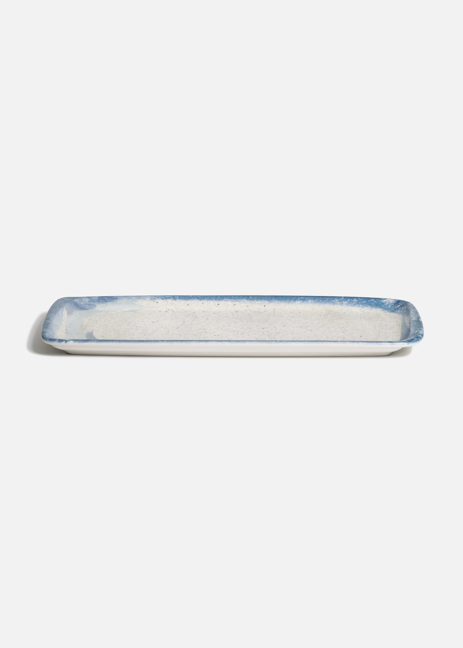 Plato rectangular de porcelana premium blanco y azul para restaurantes y hoteles Harena. Alto 2 cm (1"), largo 34 cm (13"), ancho 16 cm (6")