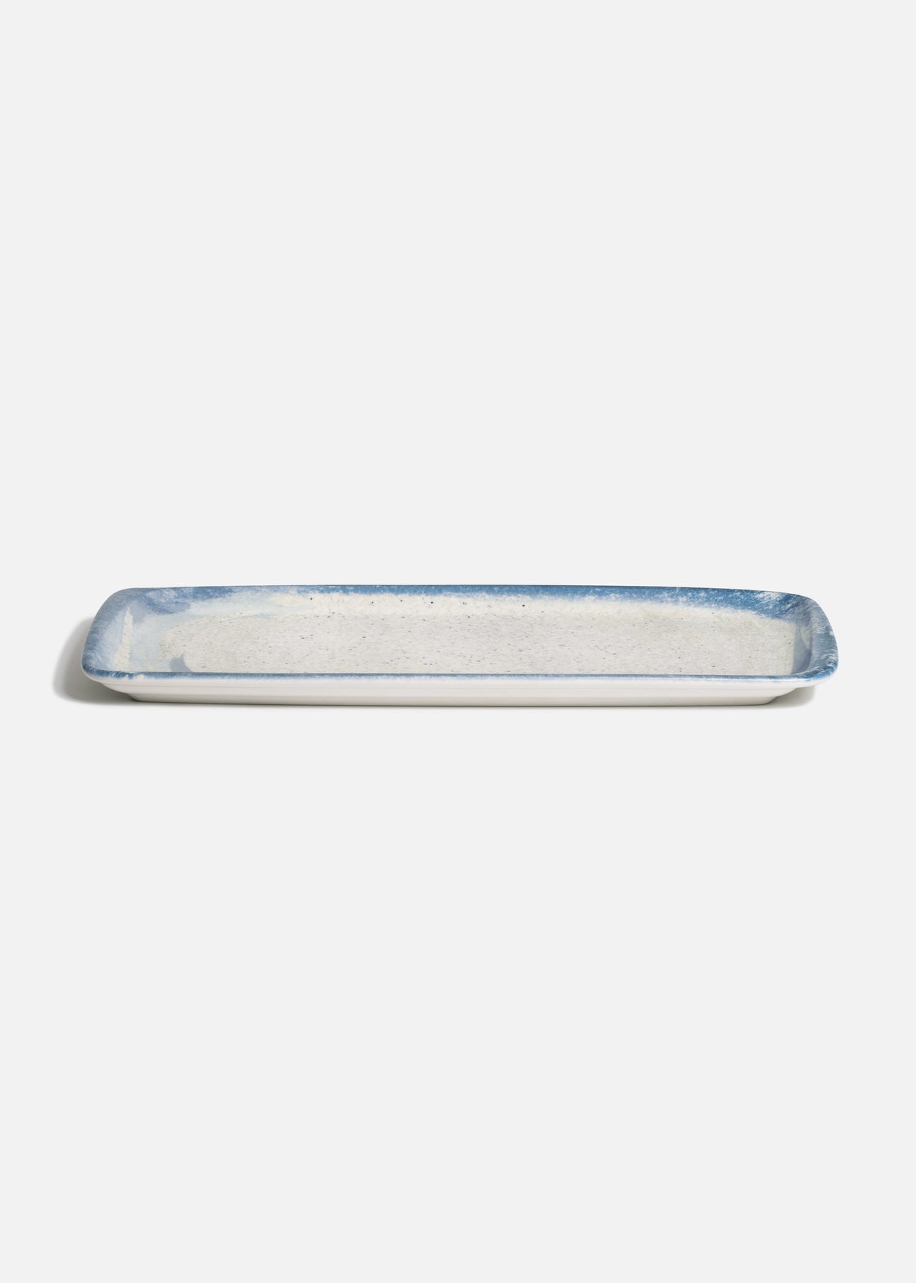 Plato rectangular de porcelana premium blanco y azul para restaurantes y hoteles Harena. Alto 2 cm (1"), largo 34 cm (13"), ancho 16 cm (6")