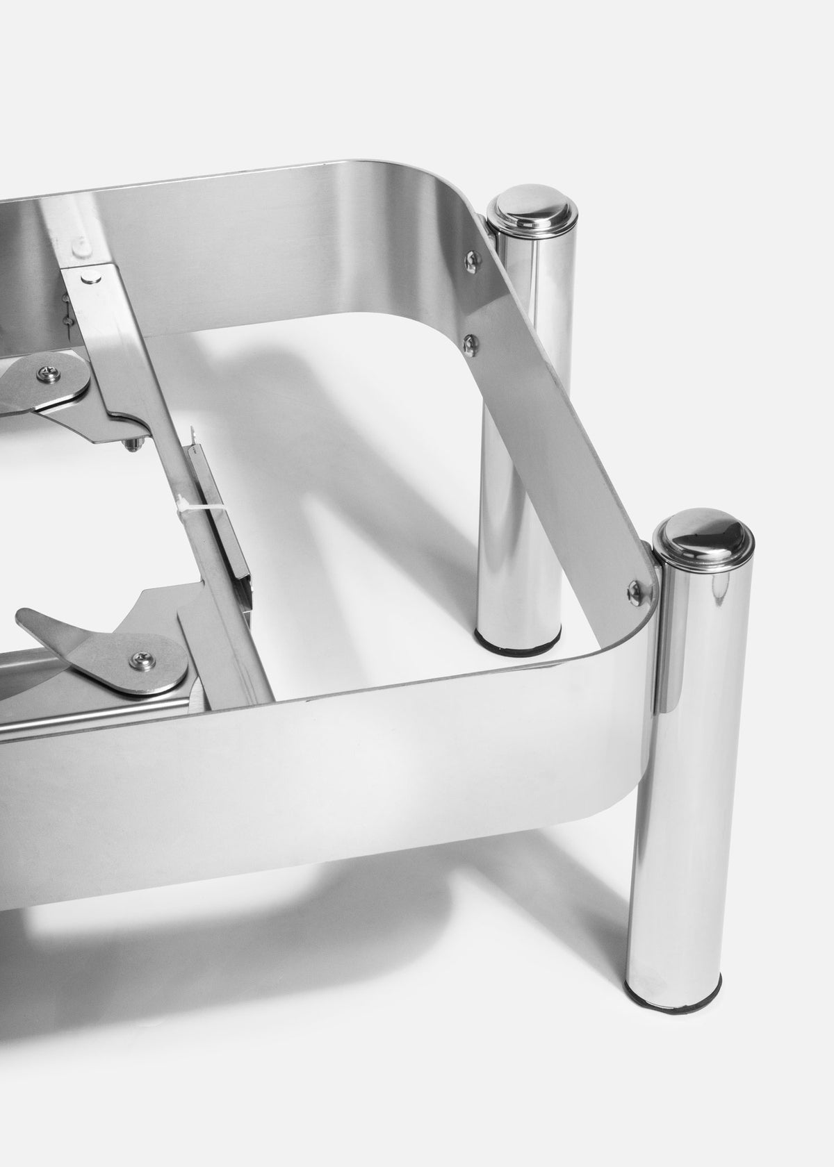 Detalle de los apoyos y del marco de acero inoxidable de la base para chafer rectangular.
