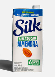 Vista frontal de bebida de almendra sin azúcar Silk