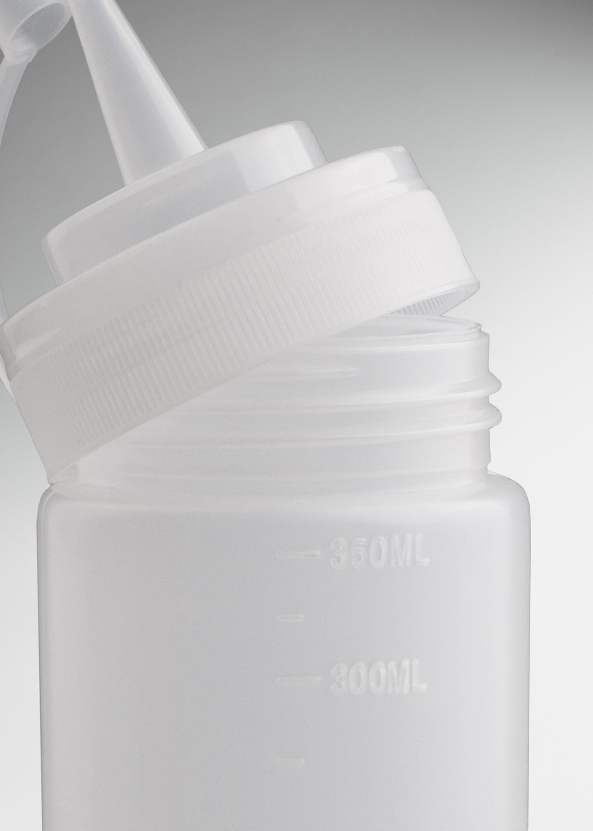 Uso profesional de Botella dispensadora de plástico (polietileno) transparente 12 oz en restaurantes, taquerias, pizzerias, food trucks y cocinas profesionales