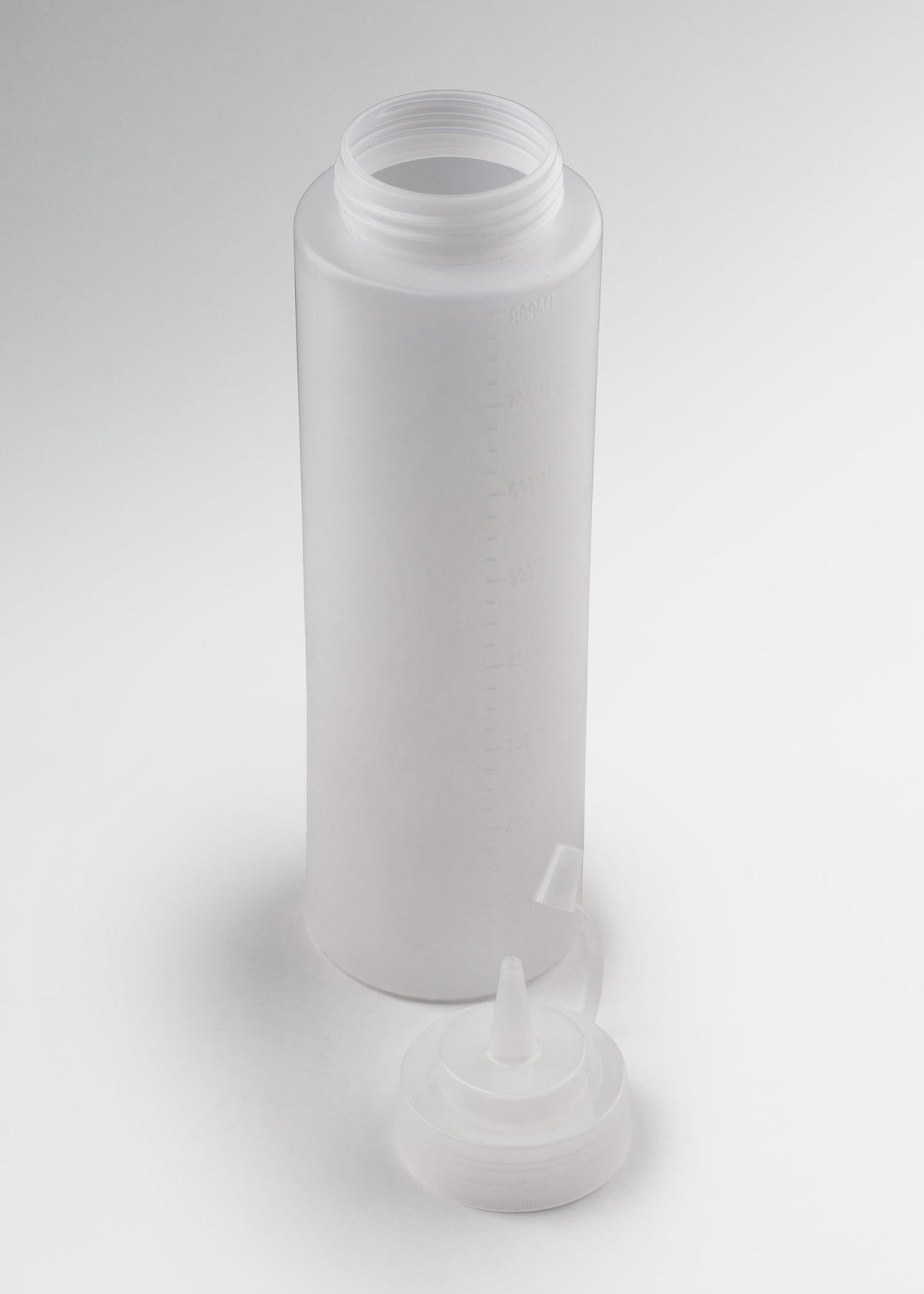 Uso profesional de Botella dispensadora de plástico (polietileno) transparente 32 oz en restaurantes, taquerias, pizzerias, food trucks y cocinas profesionales
