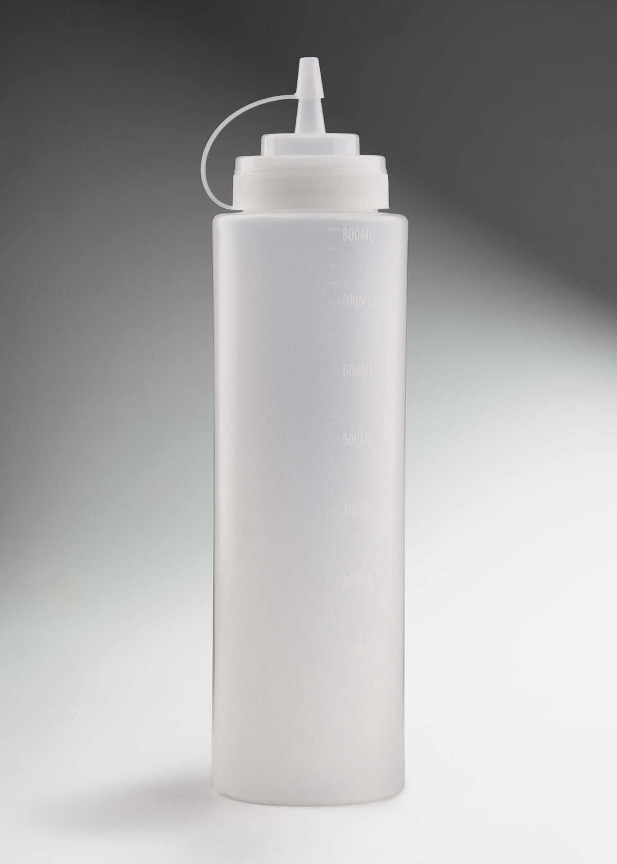 Botella dispensadora de polietileno transparente de 946 ml con tapa y boquilla, vista completa.