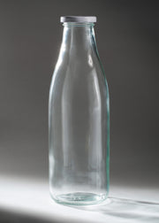 Botella Milky de vidrio transparente con tapa de rosca blanca de 950 ml, vista completa.