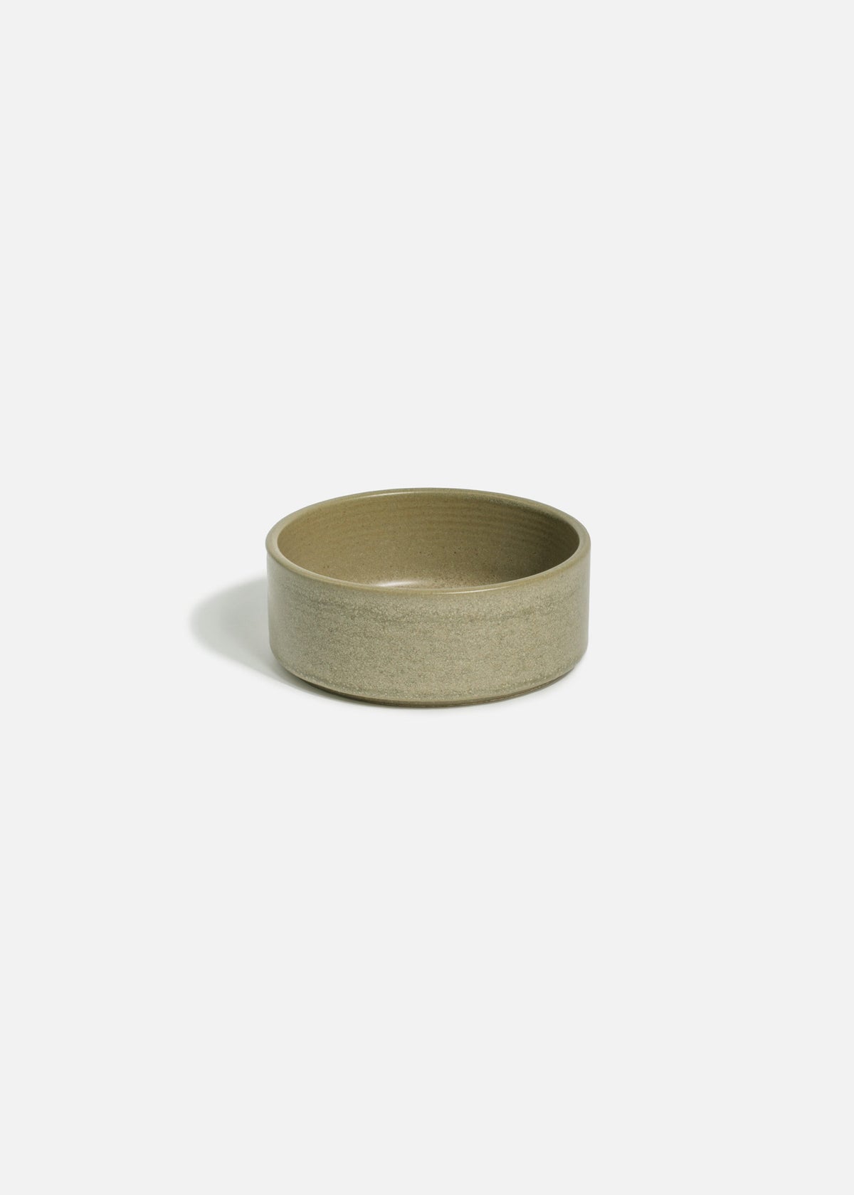 Bowl de porcelana verde mate Adelfa Ripple de 13 cm y 415 ml, vista completa.