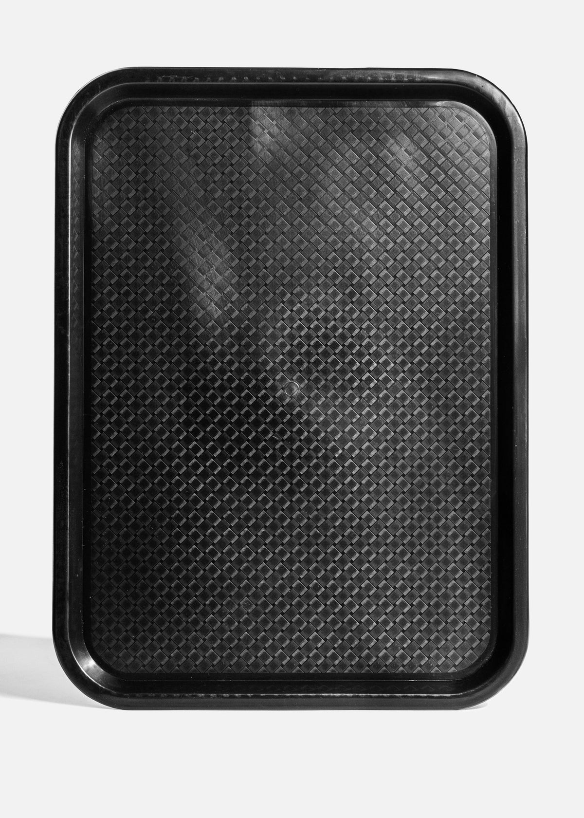 Vista superior completa de la superficie con relieve de la charola antiderrapante negra para mesero.