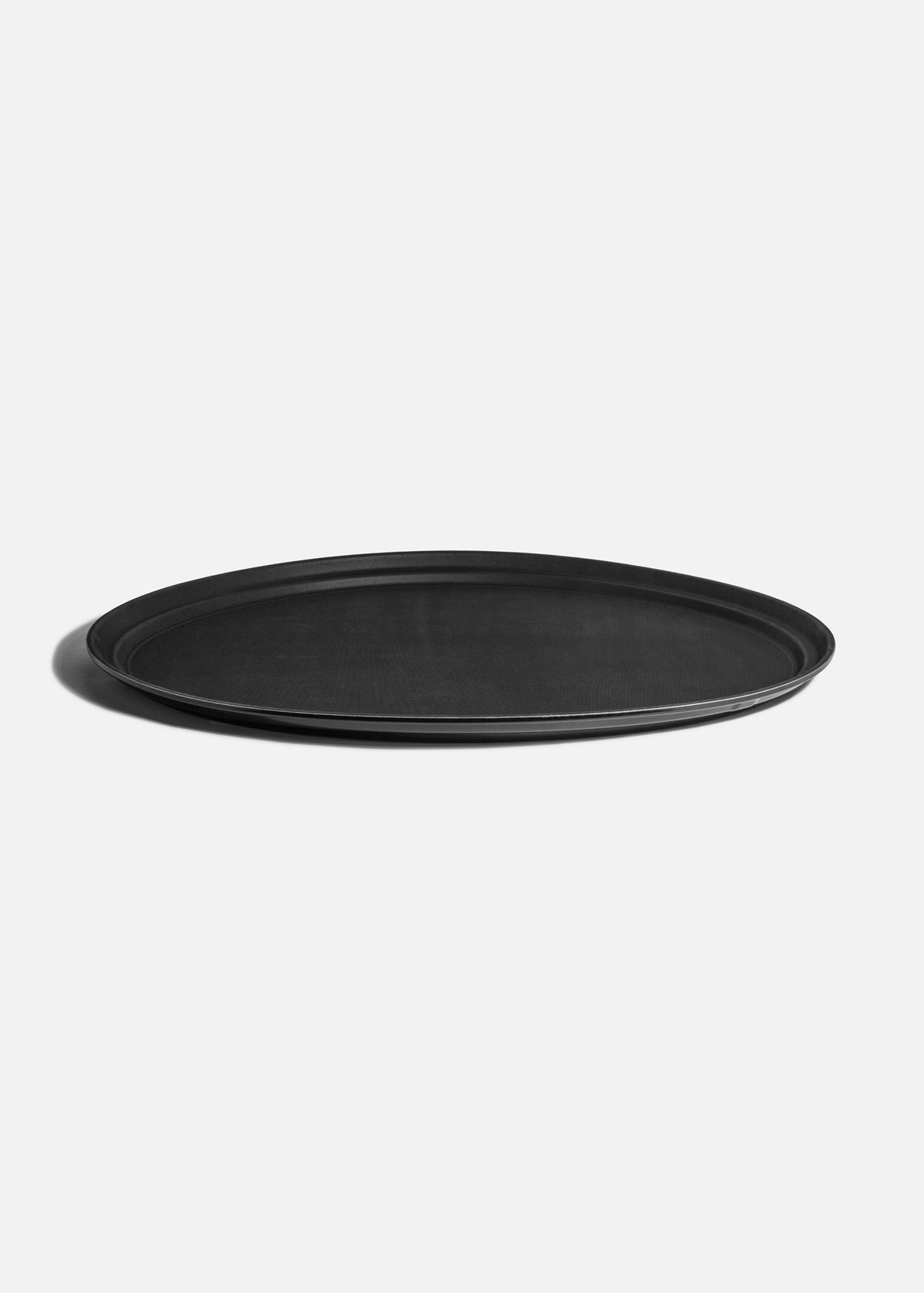 Charola para mesero de fibra de vidrio negra vista en ángulo, con superficie antideslizante y borde elevado.