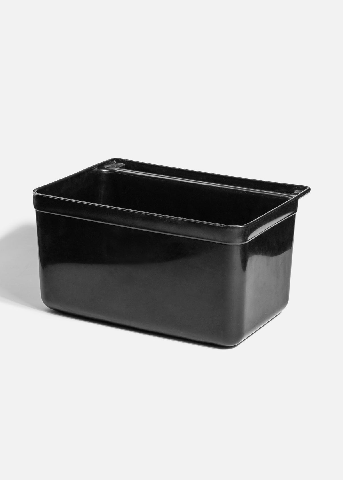 Contenedor chico de plástico negro de 13.5 L para carro de servicio