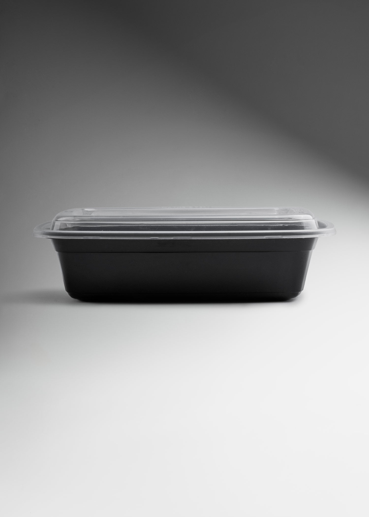 Contenedor rectangular de plástico (polipropileno) base negra con tapa transparente sin separación apto para microondas, congelador ideal para delivey y take away. Largo 22.5 cm (9"), ancho 15.5 cm (6"), alto 6 cm (2"), capacidad 1.065 L (36 oz)
