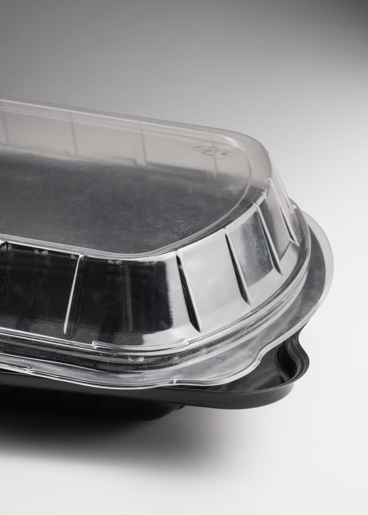 Contenedor domo de plástico (poliestireno) rectangular base negra para alitas 28x18.5x5 cm 800 ml / 27 oz