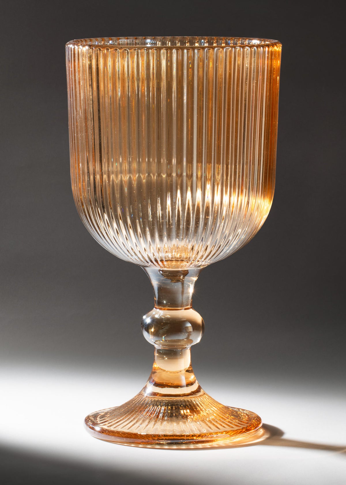 Copa para agua Venecia de cristal labrado ámbar de 360 ml, vista completa frontal.