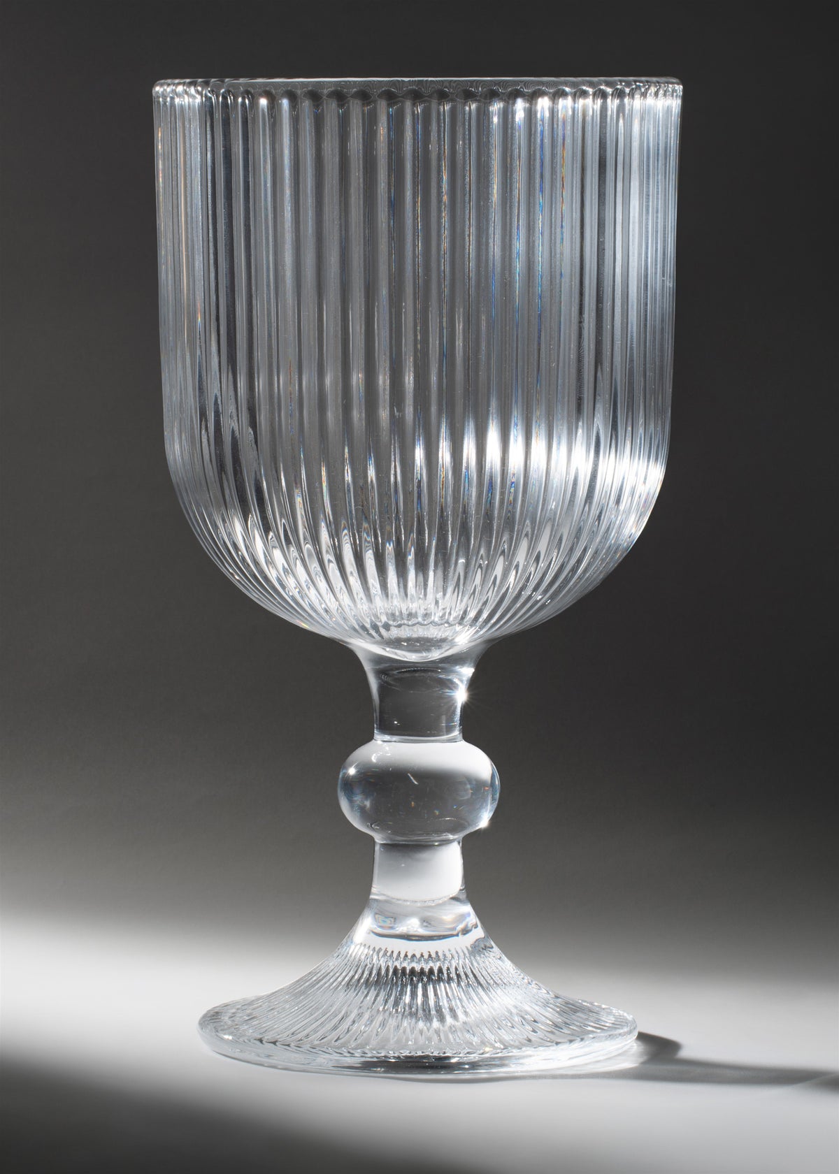 Copa para agua Venecia de cristal labrado transparente de 360 ml, vista completa frontal.
