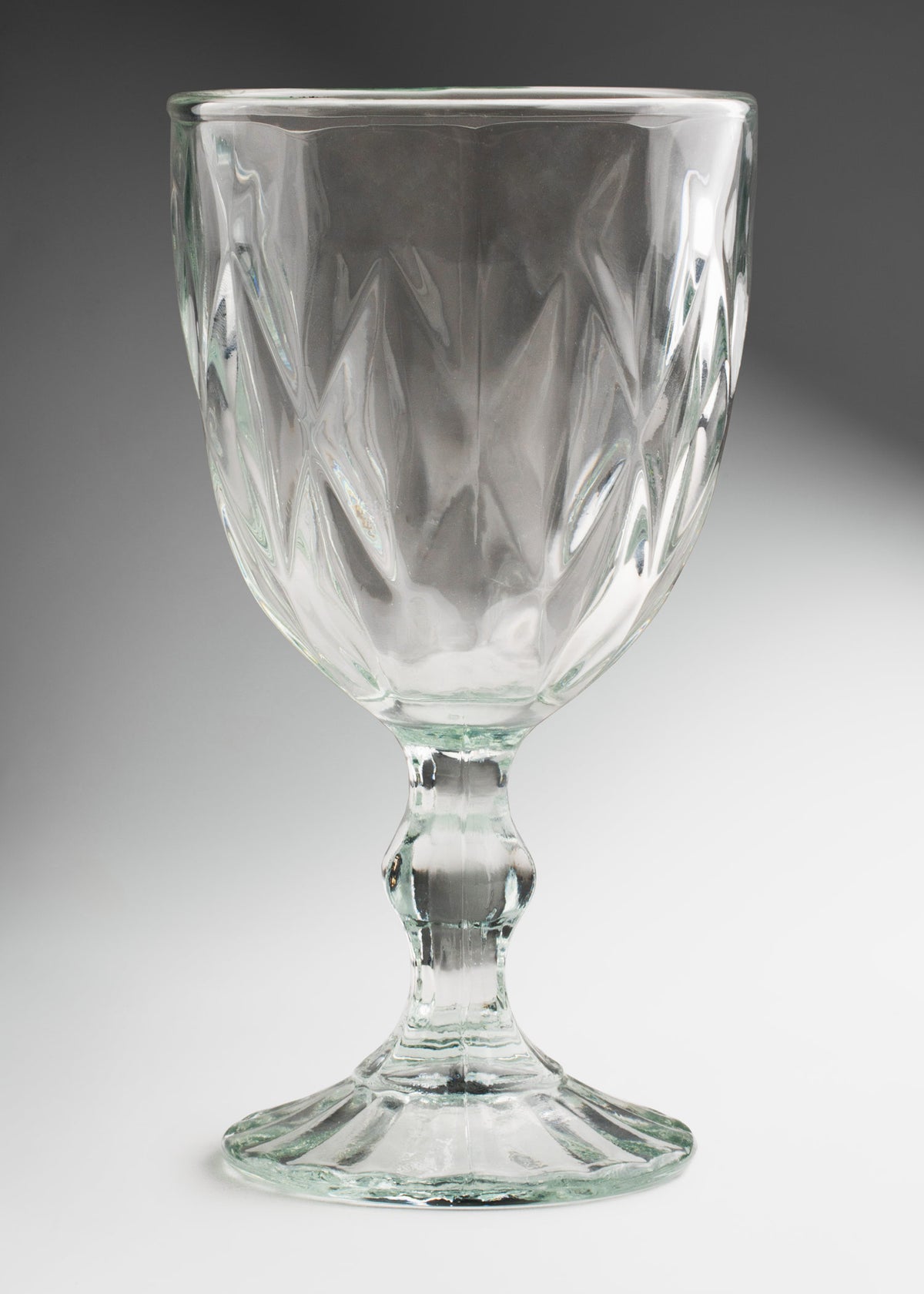 Copa para agua de vidrio transparente Diamond 325 ml, vista completa con relieve de rombos.