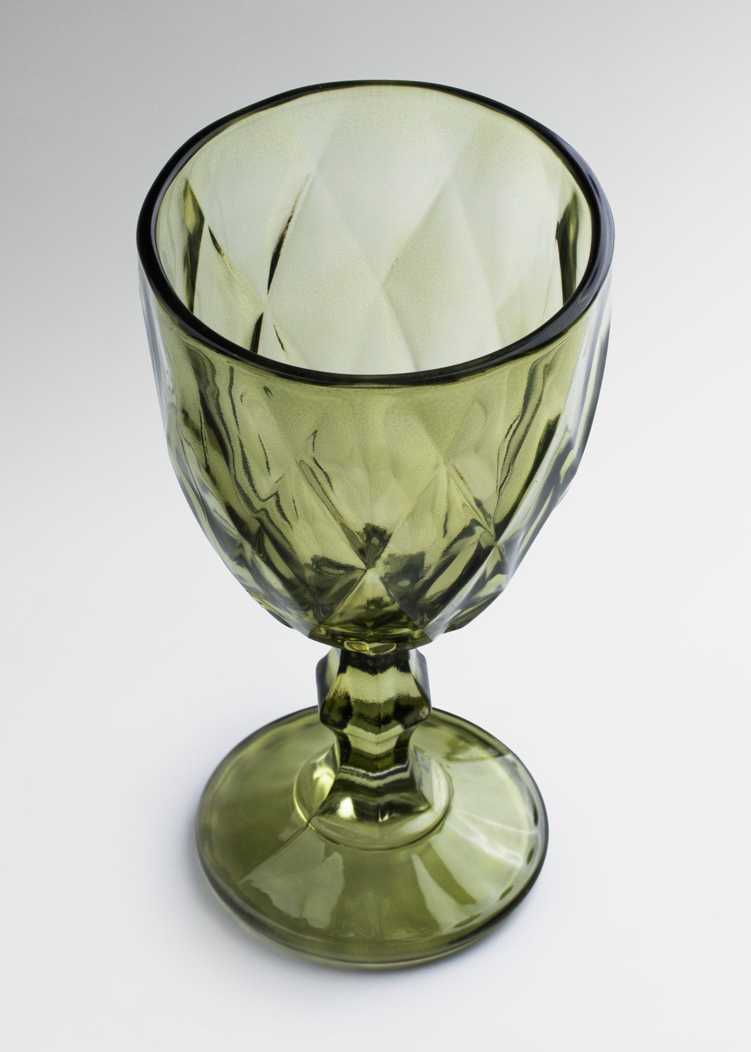 Copa de vidrio verde olivo con tallo y base circular