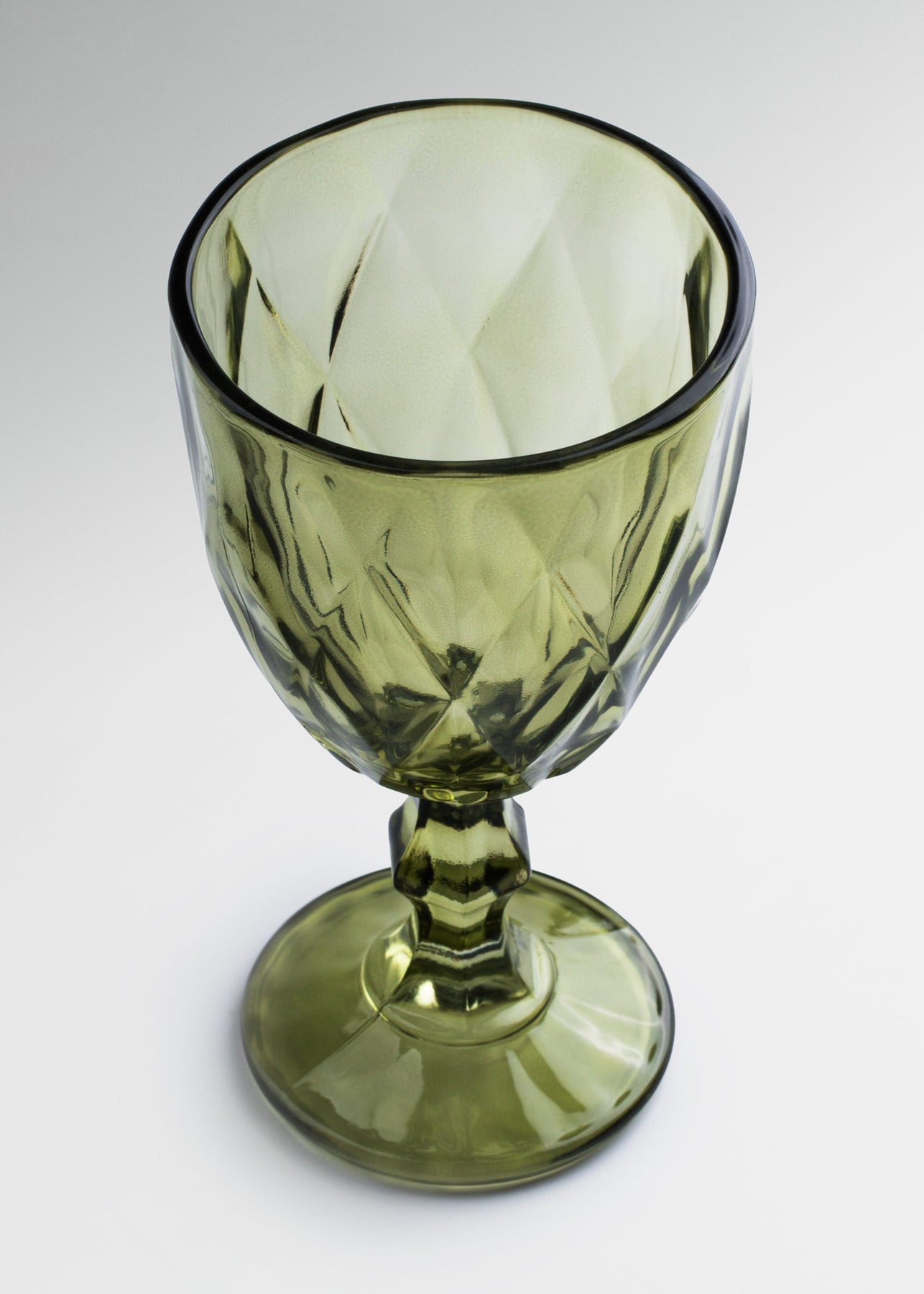 Copa de vidrio verde olivo con tallo y base circular