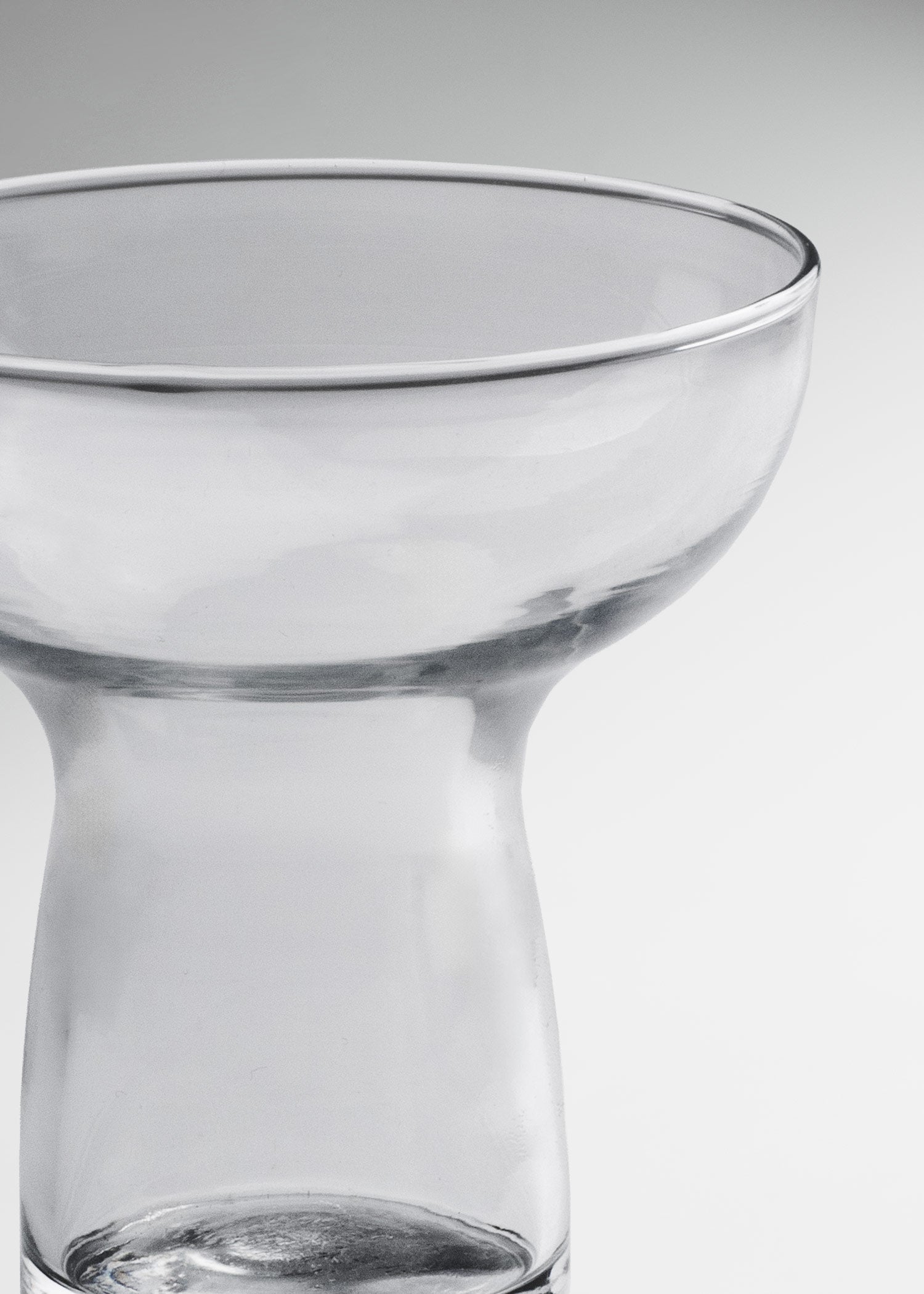 Vista frontal de la copa para cóctel Symbo de 303 ml