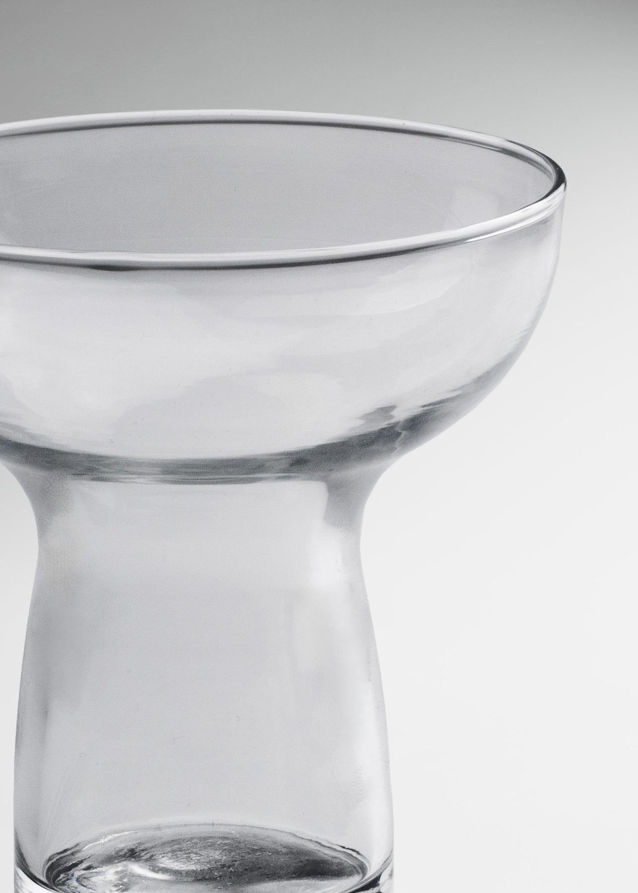 Vista frontal de la copa para cóctel Symbo de 303 ml