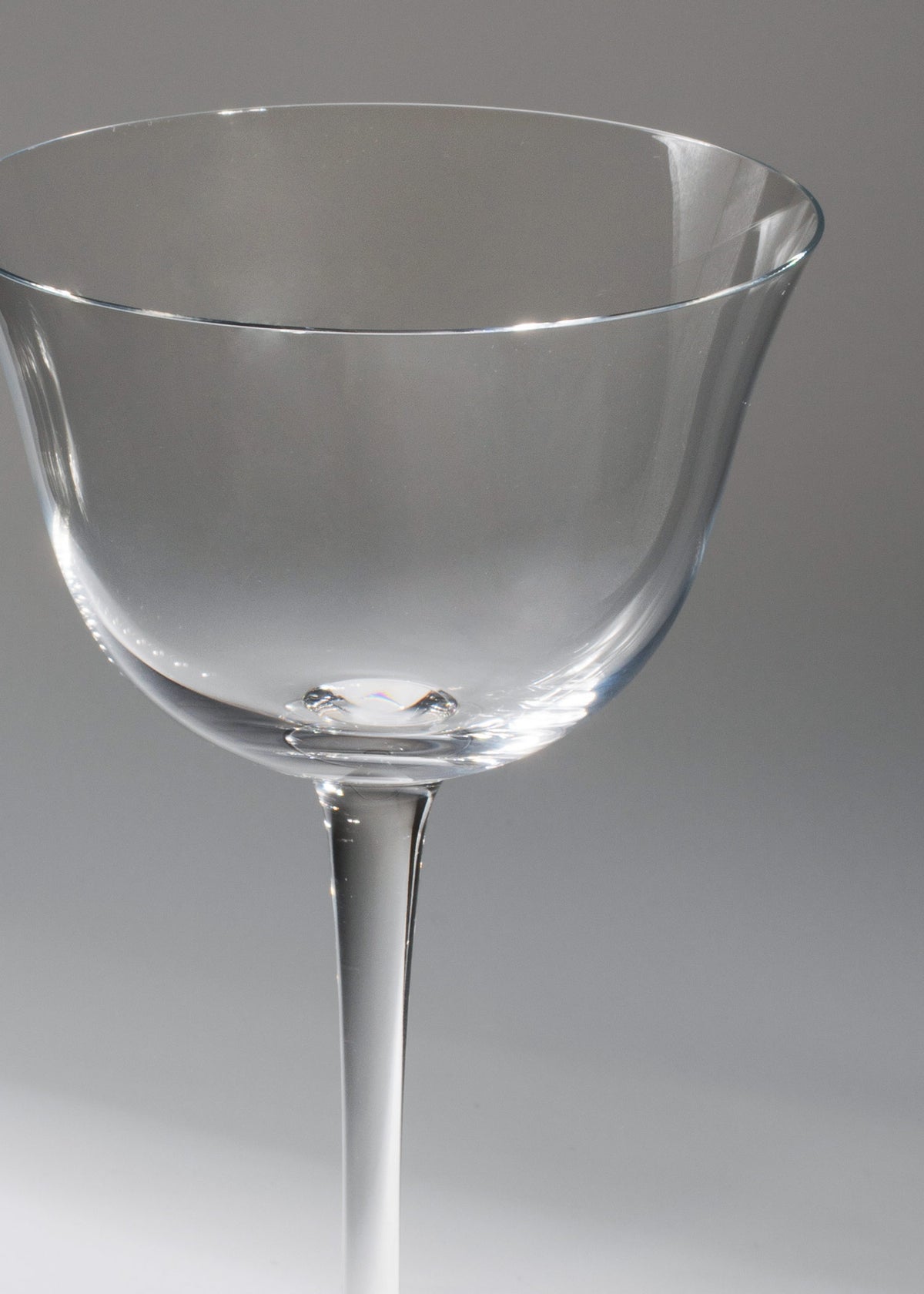 Detalle del cáliz liso y borde acampanado de la copa Sour Glass Riedel.
