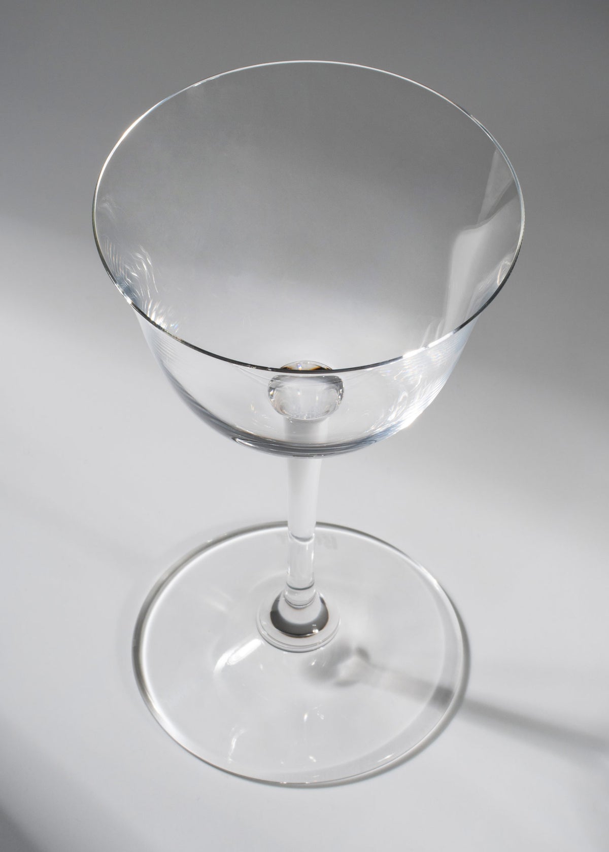 Vista superior de la copa Sour Glass Riedel de cristal transparente.