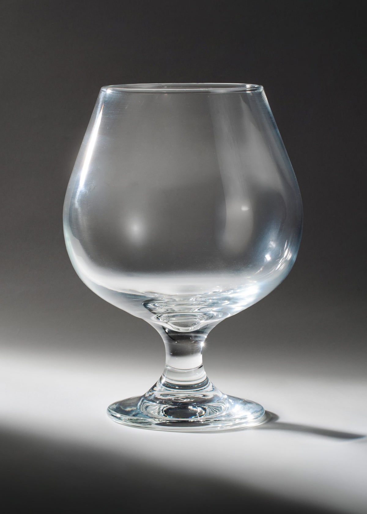 Copa Imperio de cristal transparente para coñac y brandy de 518 ml, vista completa.