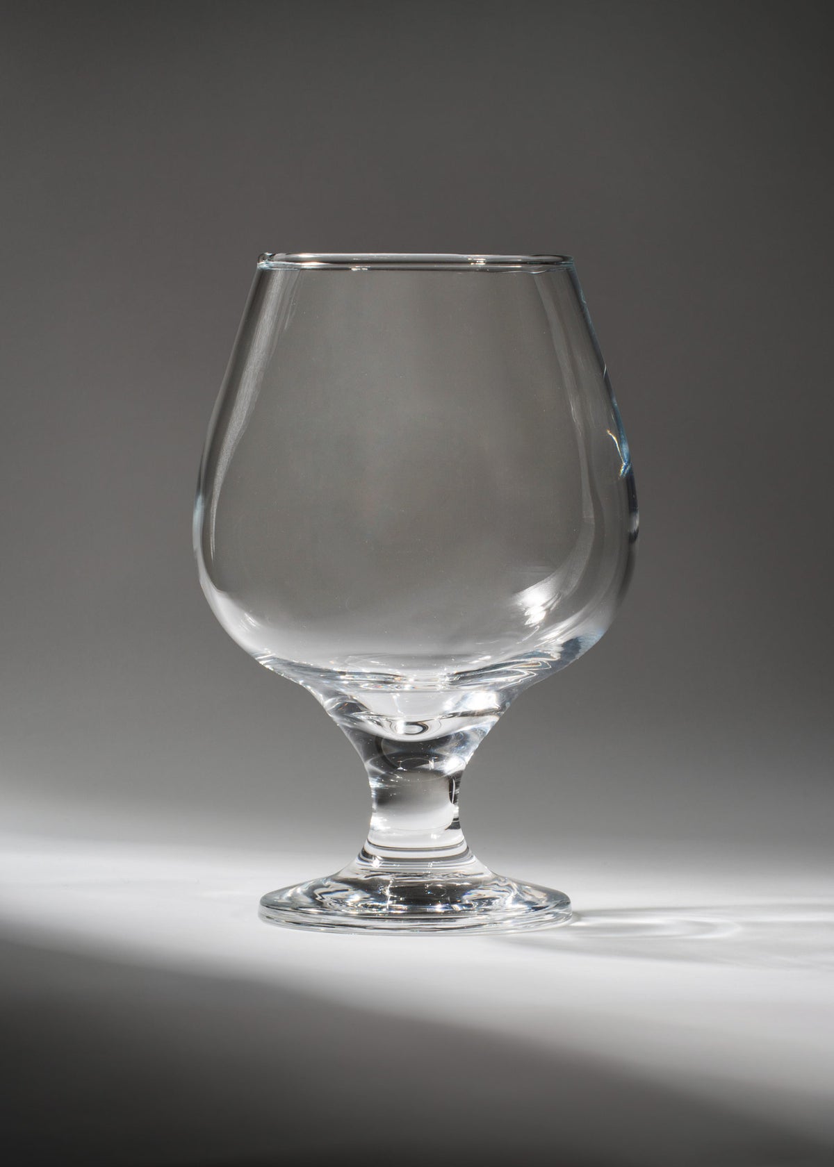 Copa Windsor de vidrio transparente para coñac de 330 ml, vista completa.