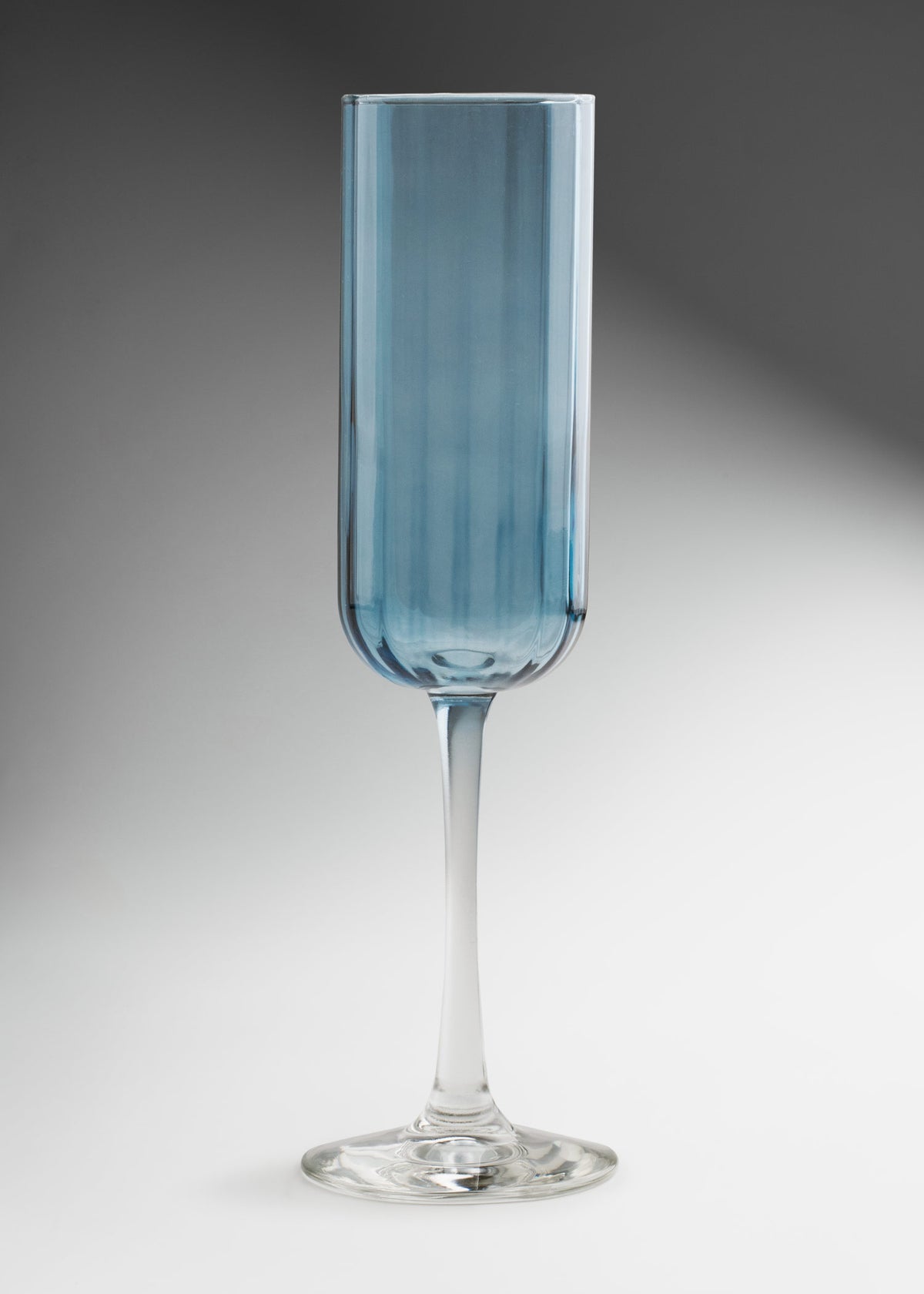 Copa flauta de vidrio azul zafiro Linear 222 ml, vista completa con tallo transparente.