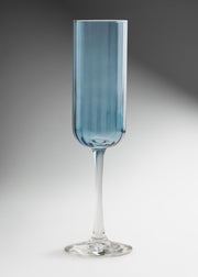 Copa flauta de vidrio azul zafiro Linear 222 ml, vista completa con tallo transparente.