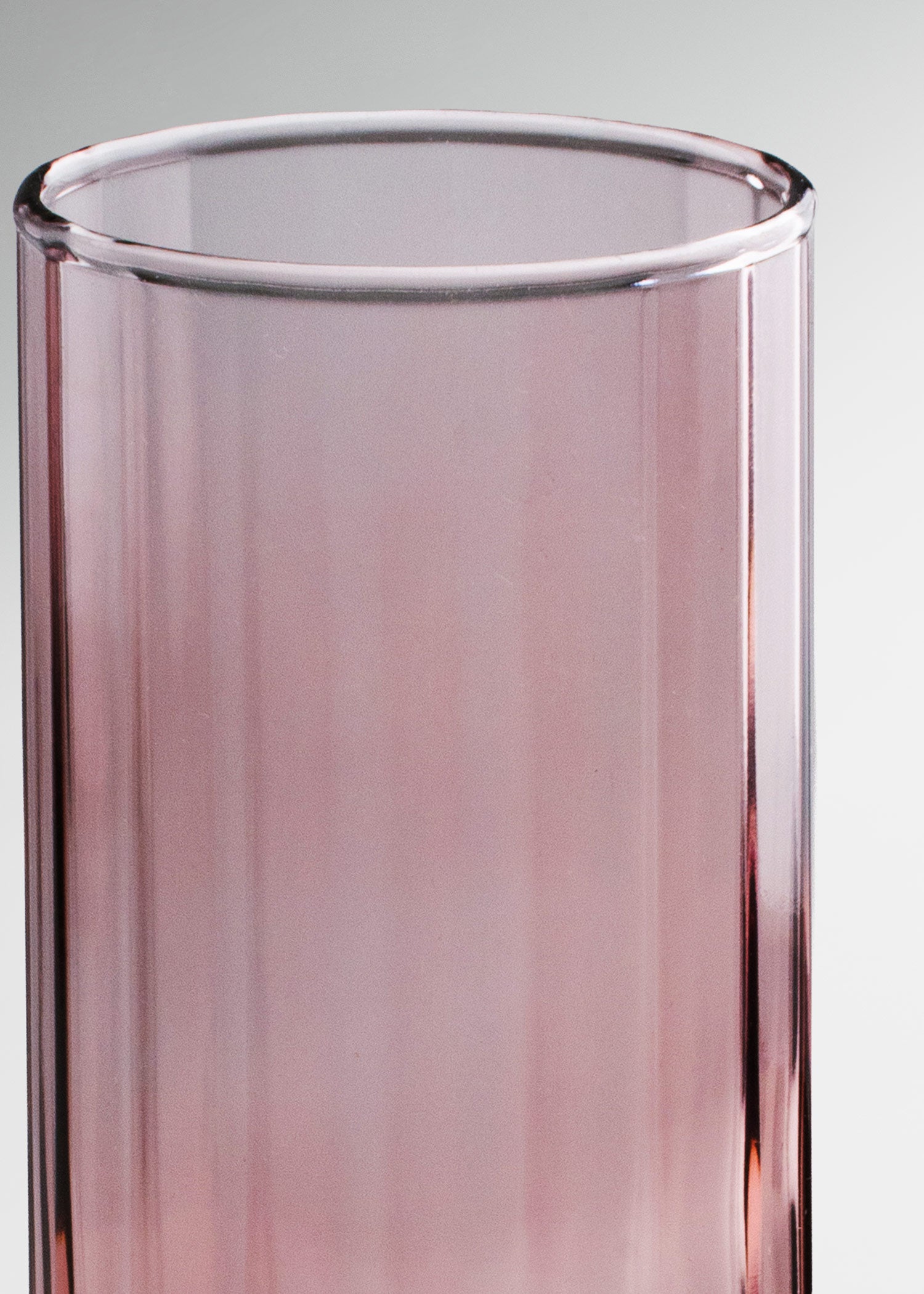 Vista frontal de copa flauta rosa de 222 ml