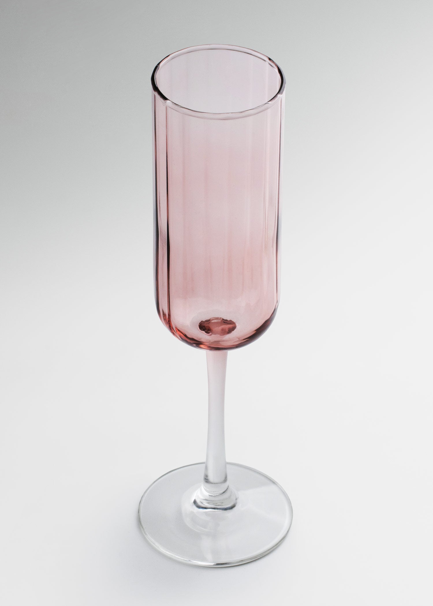 Copa de vidrio rosa con cáliz alto y estrecho