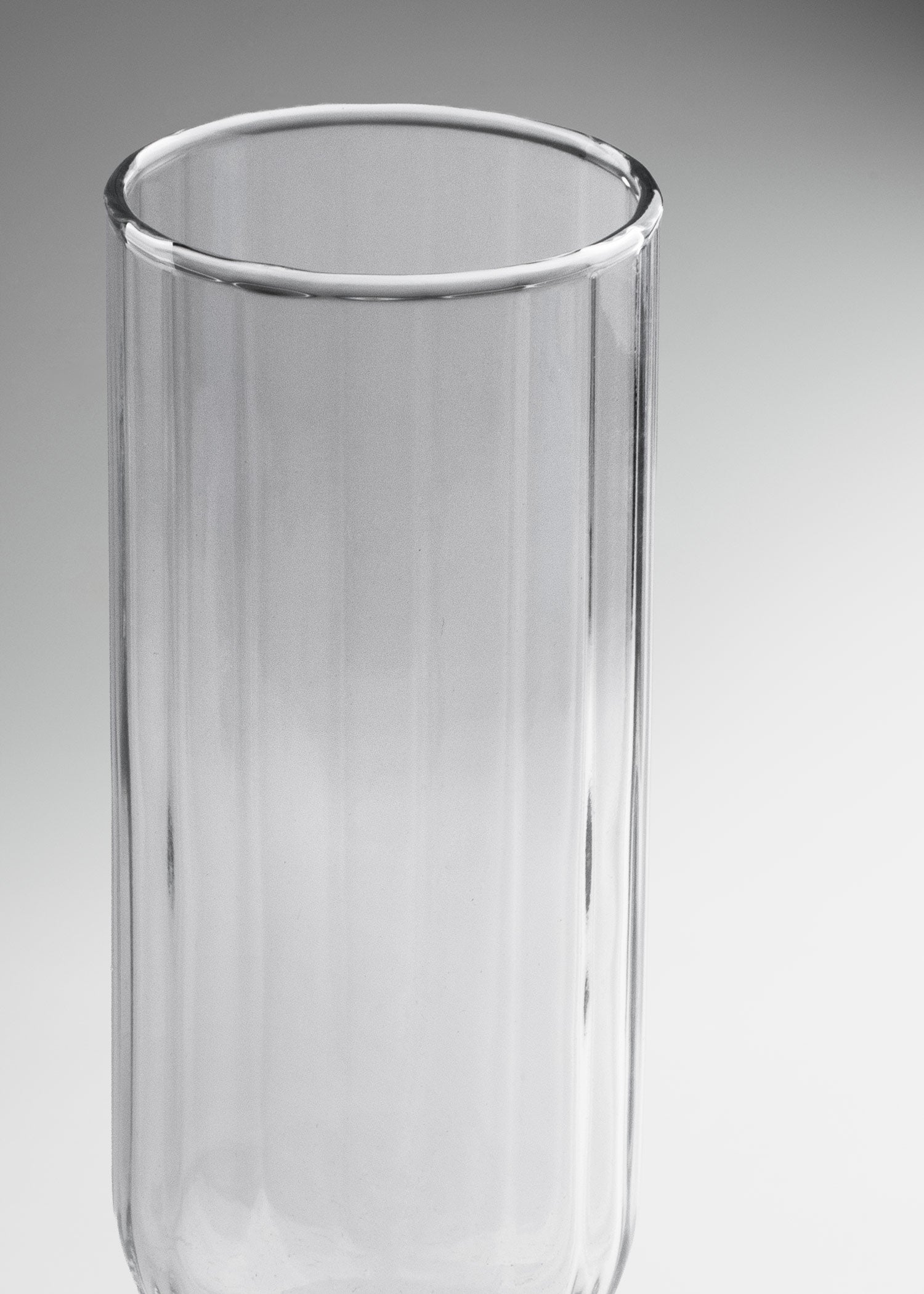 Vista frontal de copa flauta Linear de 222 ml