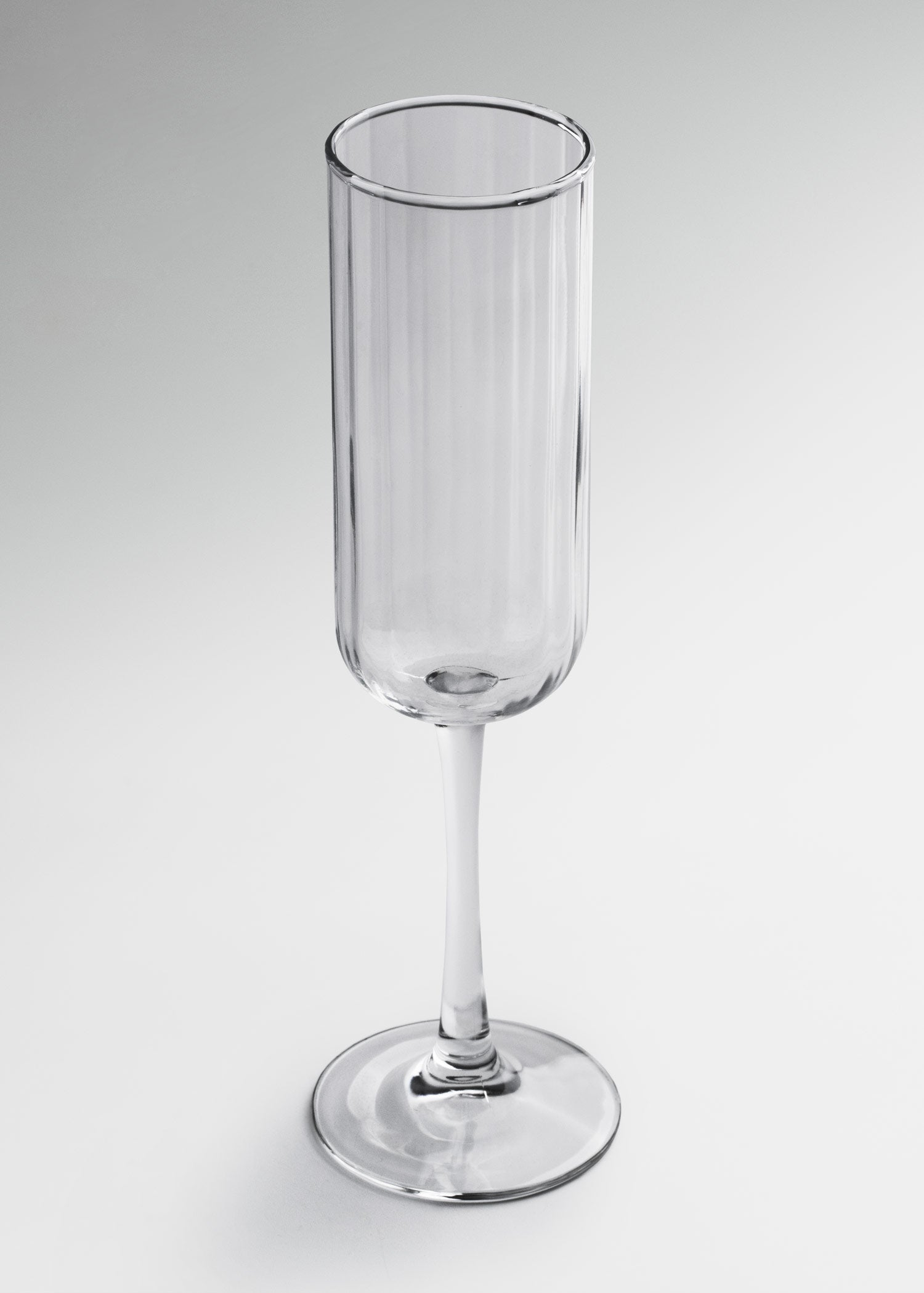Copa de vidrio con cáliz alto y estrecho para champagne