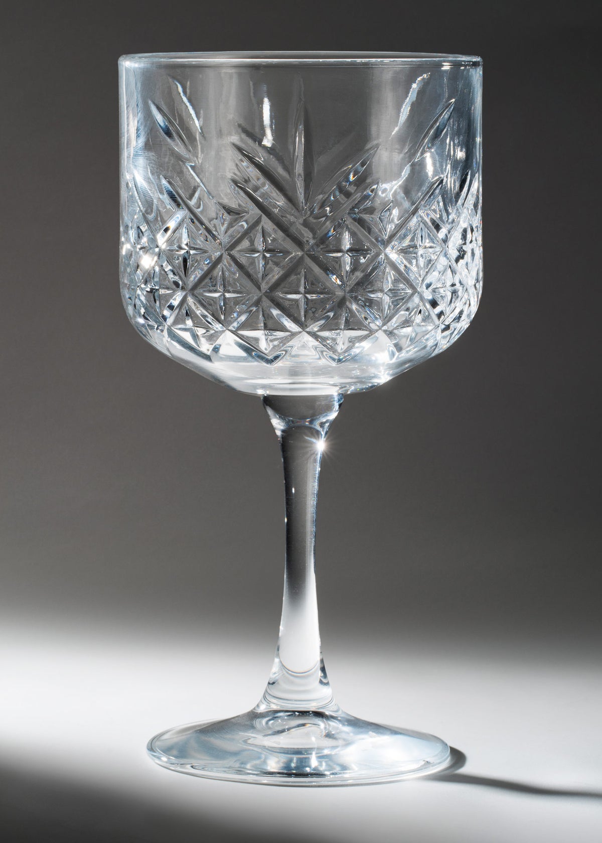 Copa para gin tonic Infinity de cristal transparente labrado de 510 ml, vista completa frontal.