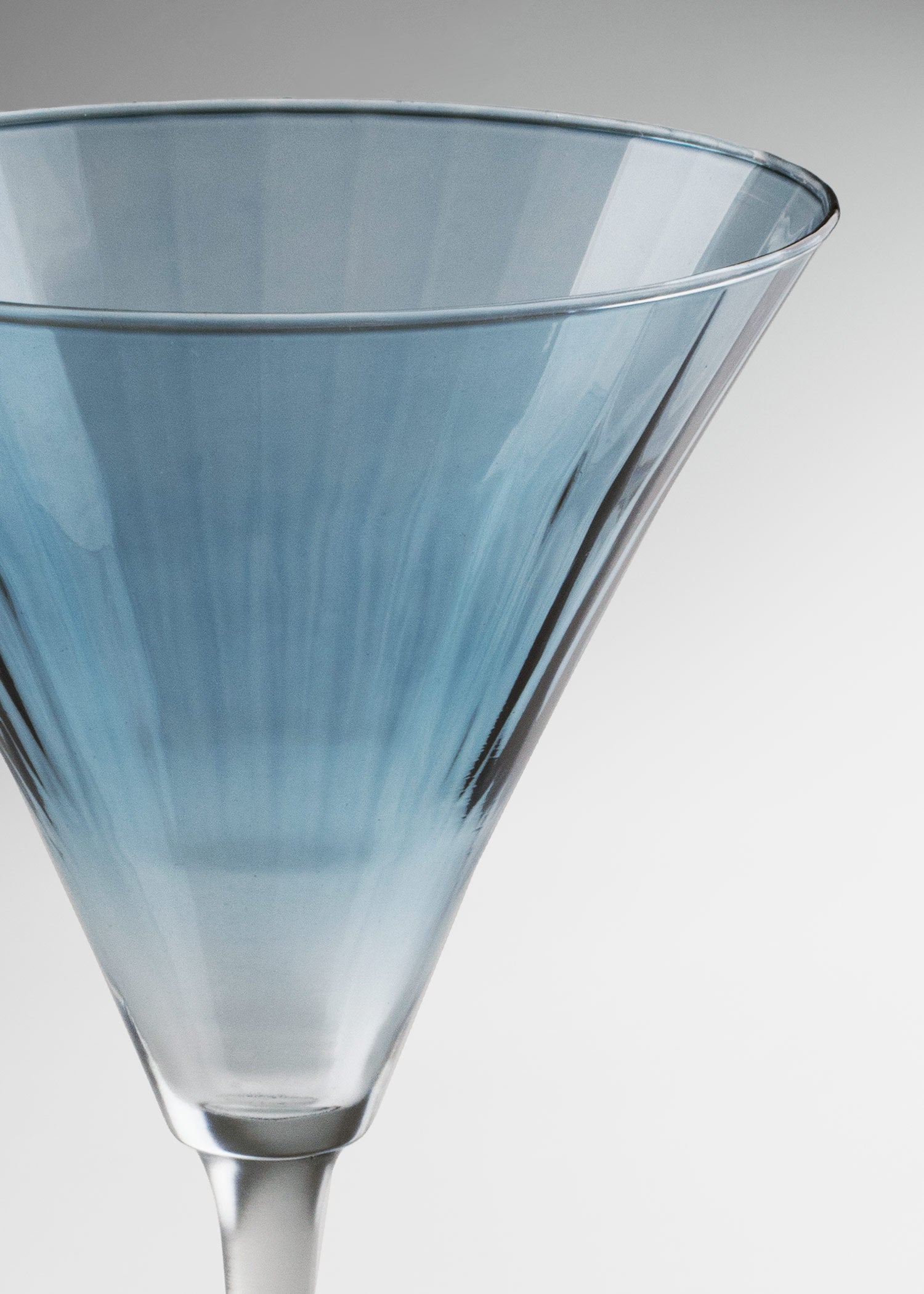 Vista frontal de copa para martini azul de 281 ml