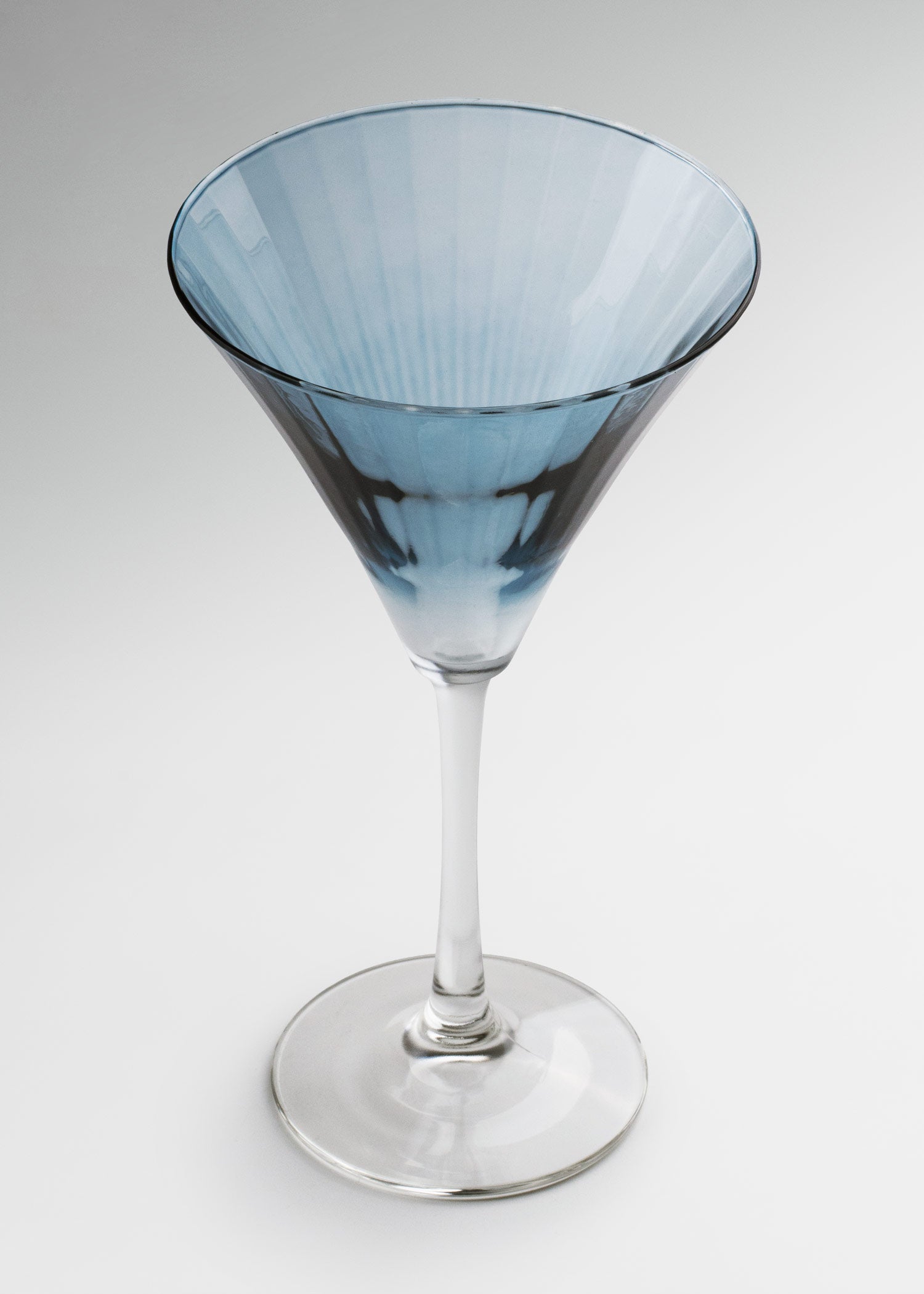 Copa de vidrio azul con cáliz cónico para martini