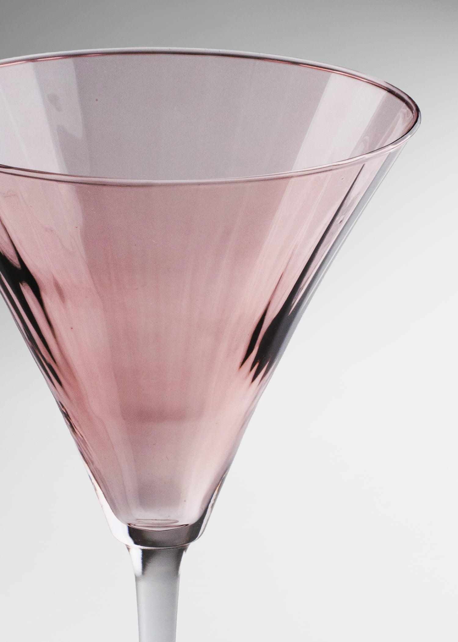 Vista frontal de copa para martini rosa de 281 ml
