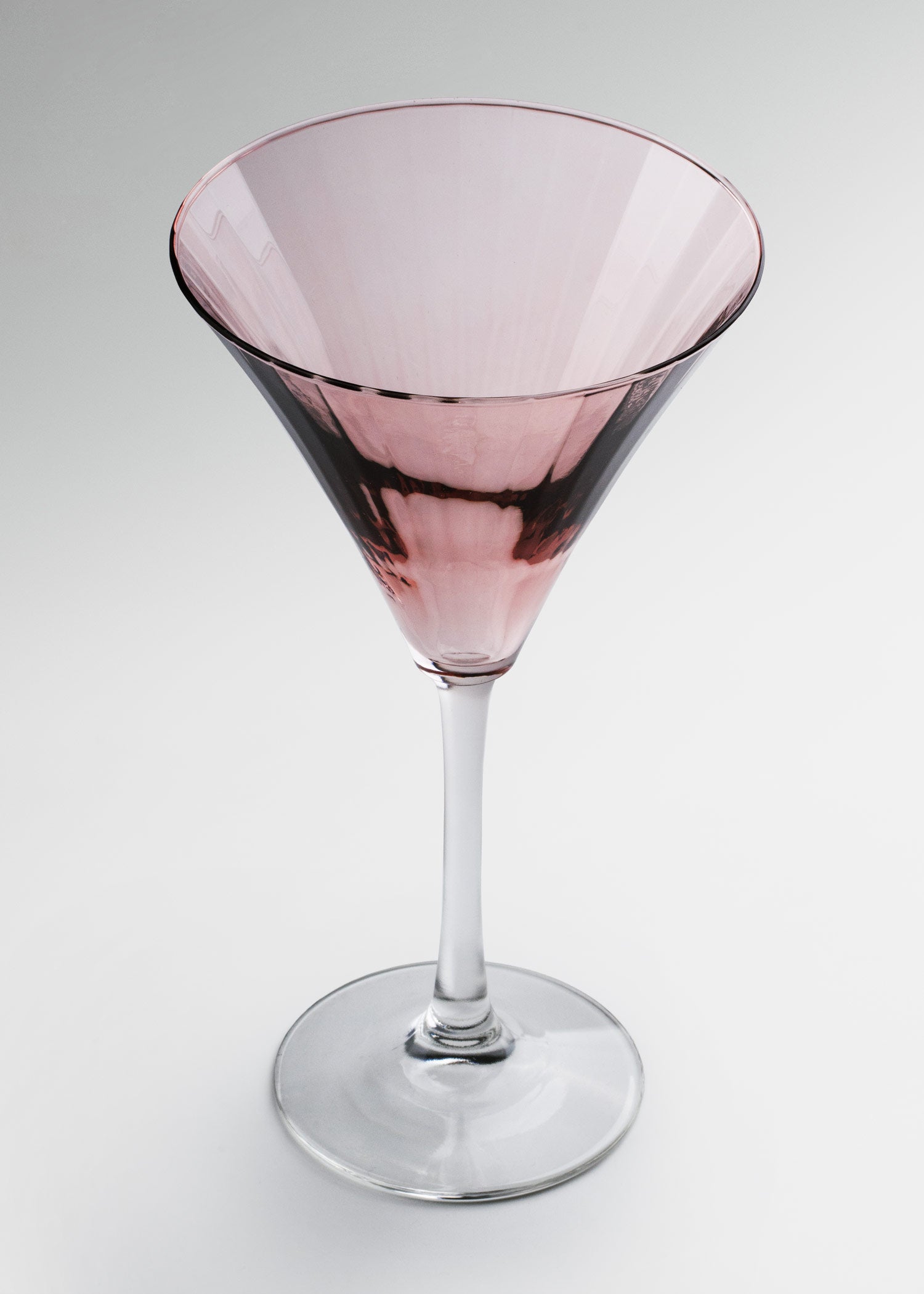 Copa de vidrio rosa con cáliz cónico para martini