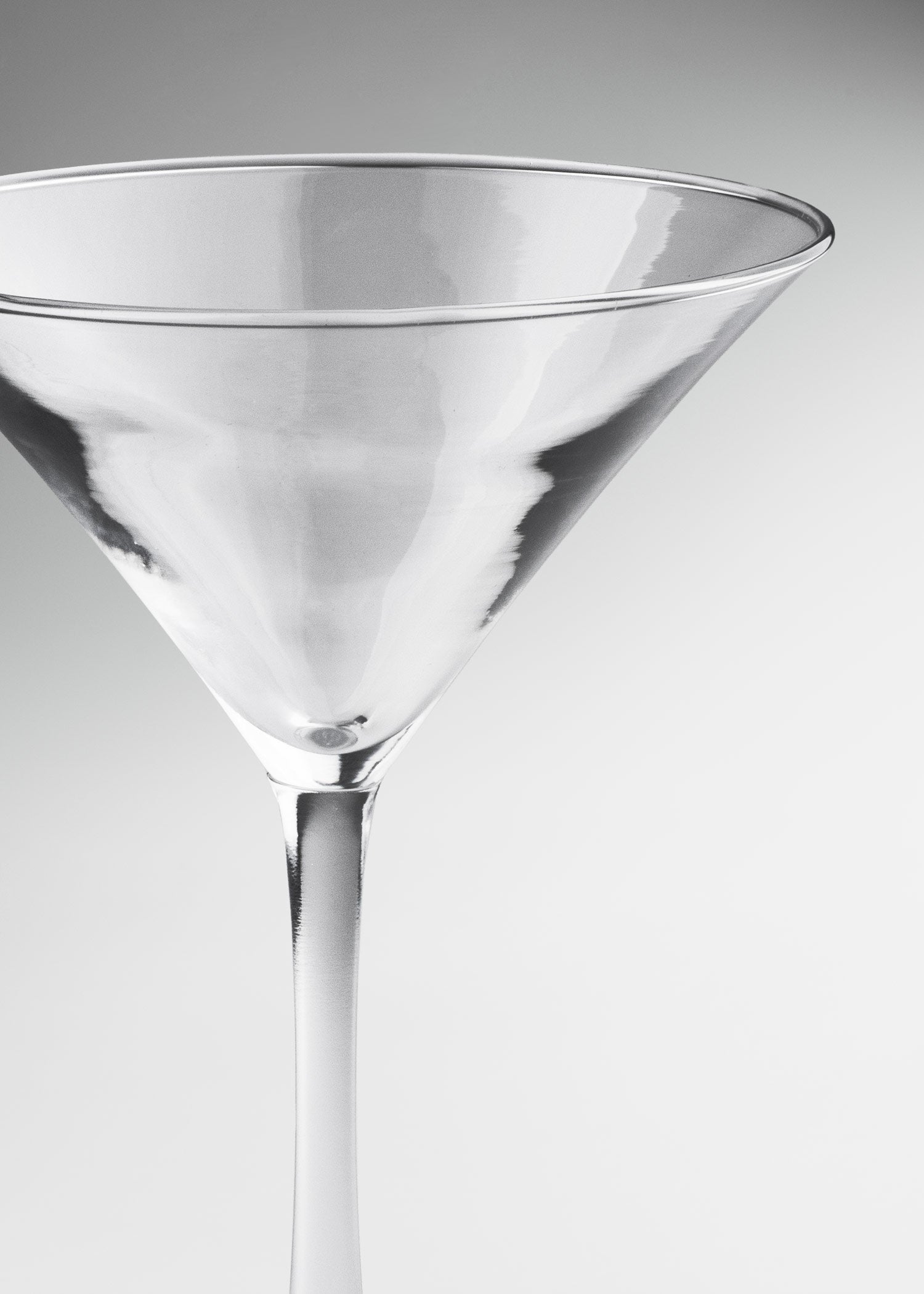 Vista frontal de la copa para martini de vidrio 237 ml