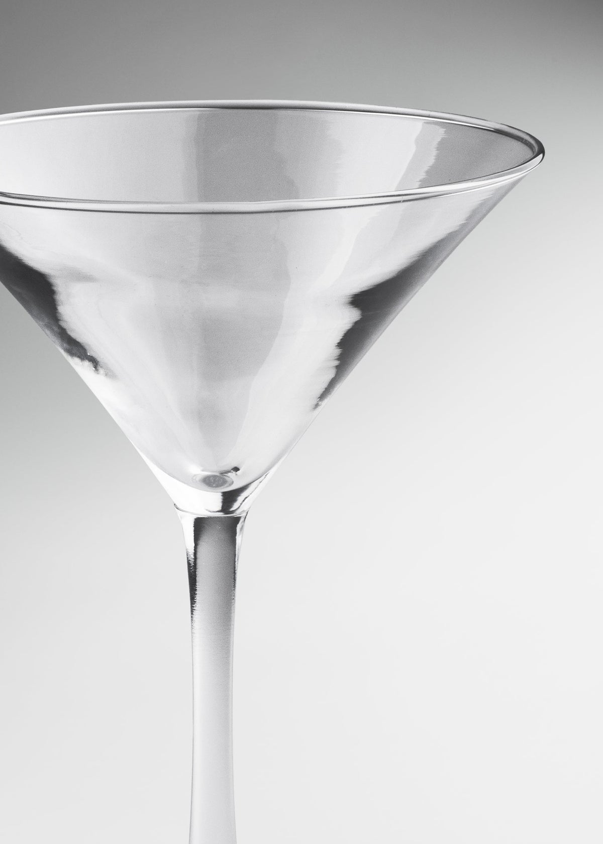 Vista frontal de la copa para martini de vidrio 237 ml