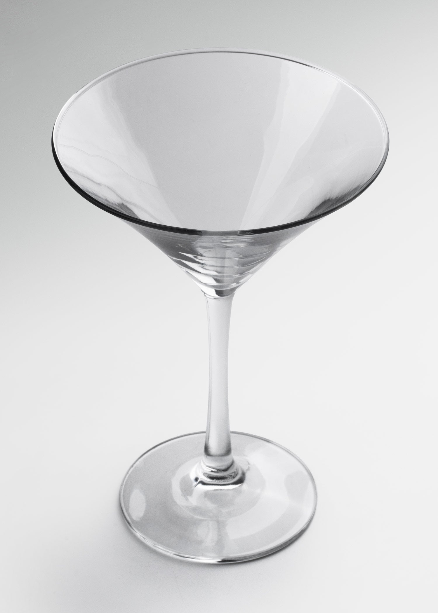 Copa martini de vidrio transparente con corte fino